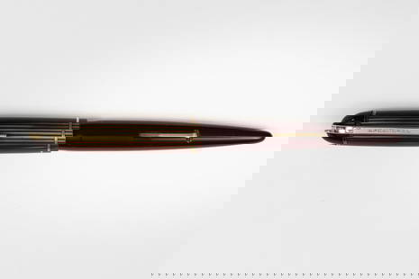 Wahl Eversharp Executive Skyline Burgundy Fountain Pen: Wahl Eversharp Executive Skyline Burgundy fountain pen, circa 1940. The Skyline was designed by Henry Dreyfuss, known for his streamlined locomotive designs, the Skyline captures these design elements