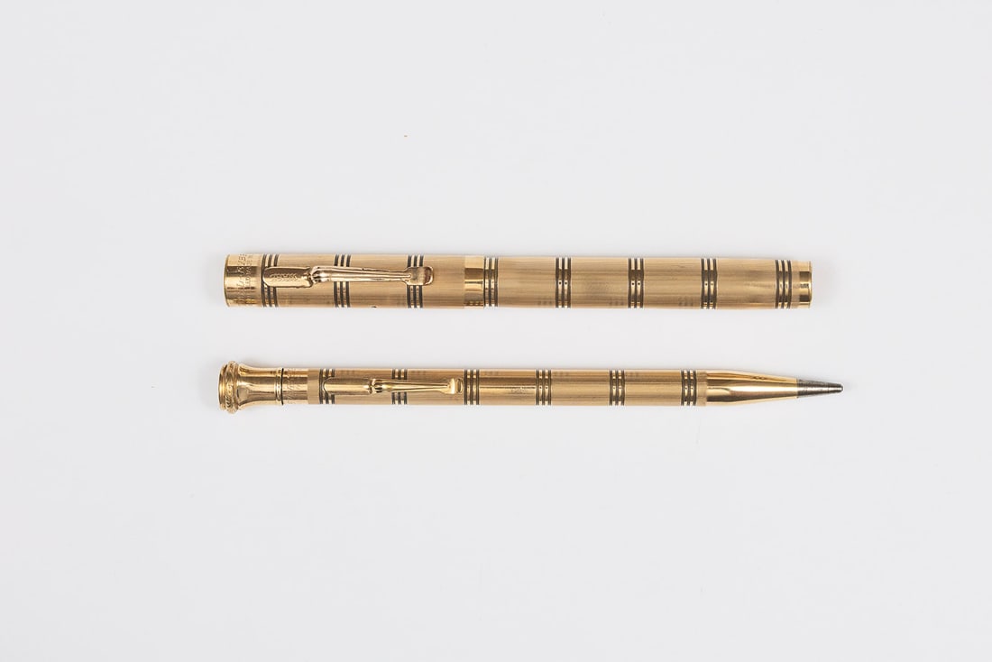 Wahl Eversharp Ring Colonial Gold Filled Fountain Pen & Pencil Set: Wahl Eversharp Ring Colonial gold filled and enamel fountain pen and pencil set. Vertical lined pattern with enamel ring design on cap and barrel, pen with later but desirable Wahl Eversharp Flexible