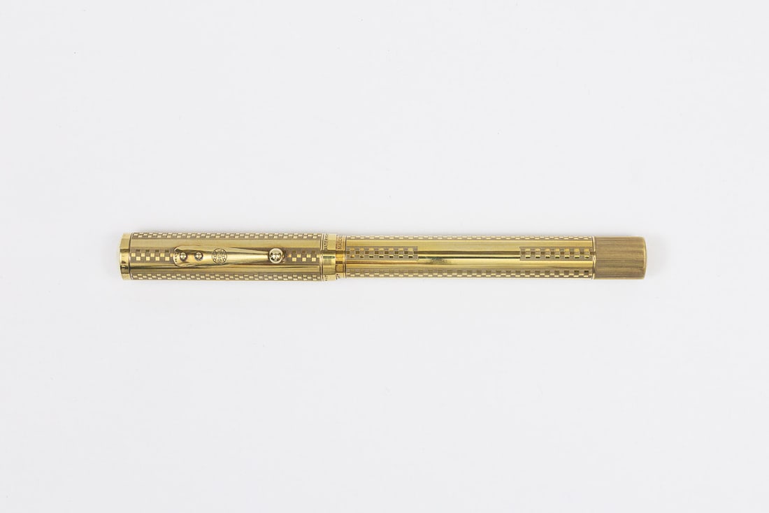 Waterman 554 LEC Gothic Solid 14K Gold Fountain Pen: Waterman 554 Gothic pattern solid 14K gold overlay fountain pen. Marked 554 on butt end of barrel, marked 14K on clip, cap, barrel and lever with Waterman Ideal 4 14K fine flexible nib. Length 5 7/16&