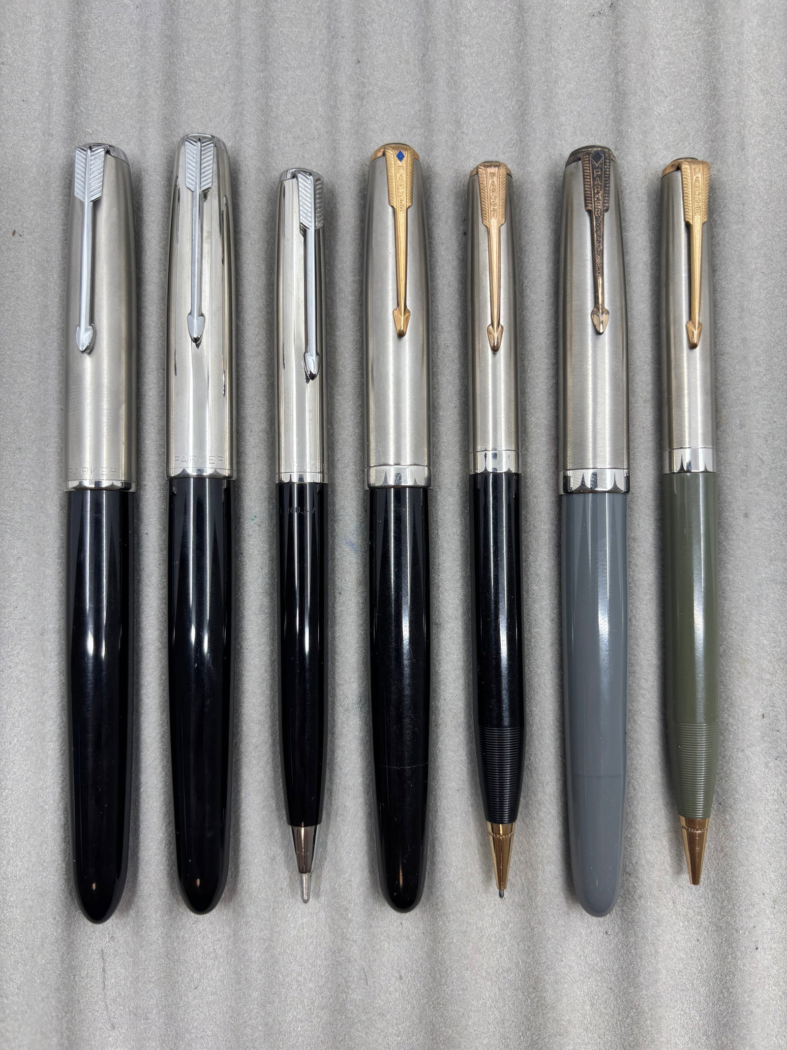 Parker 51 Fountain Pens & Sets, Boxed (7): Parker 51 fountain pen and pencils (7). Parker 51 Blue Diamond Vacumatic filler sets in Dove Grey and India black with fine 14K nibs, along with Aerometric Special set with fine Octanium nib and