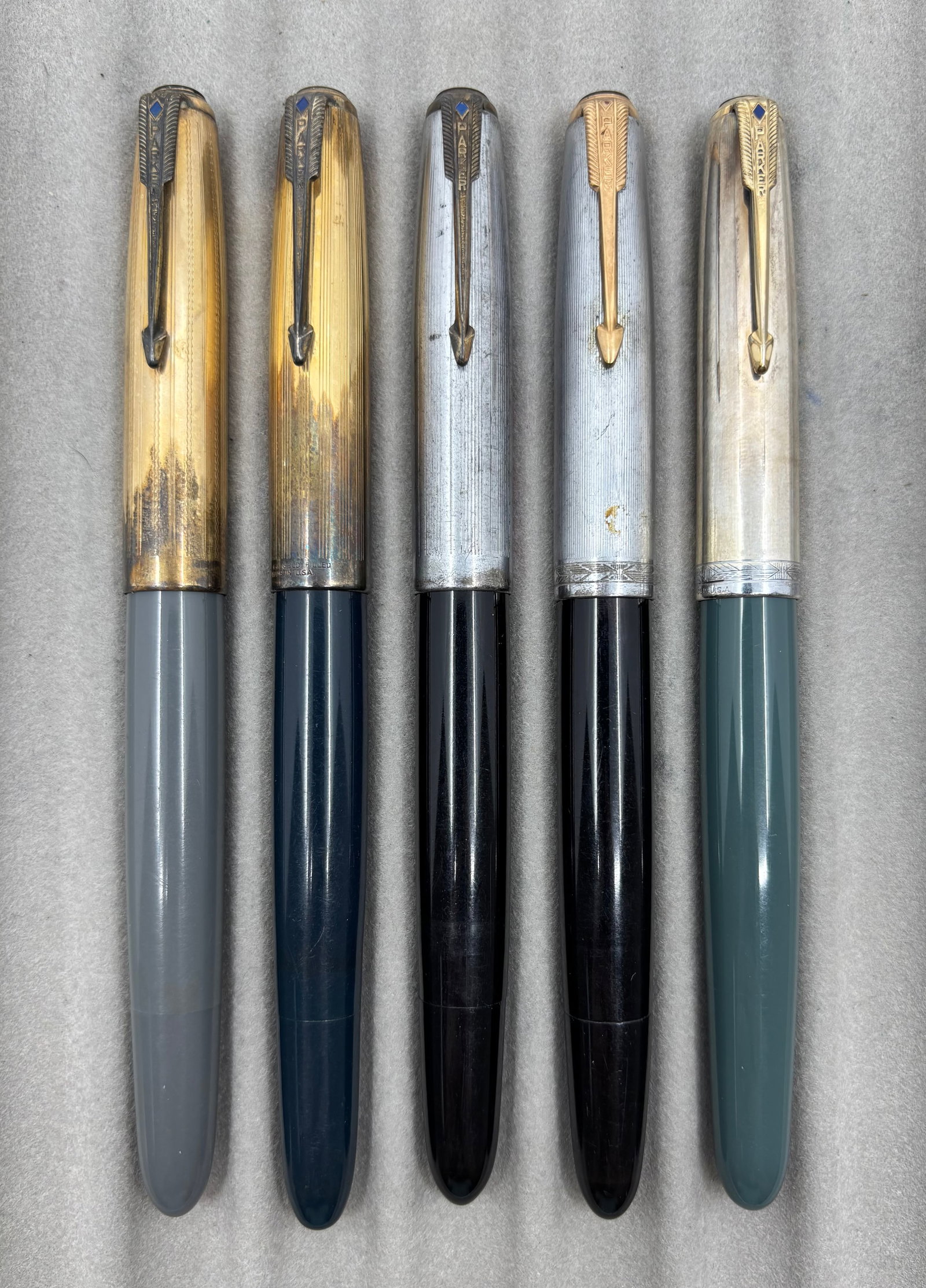 Parker 51 Vacumatic Blue Diamond Fountain Pens Gold & Silver Caps (5): Parker 51 Vacumatic Blue Diamond fountain pens (5). Gold filled cap examples in Dove Grey with early upper cap imprint and Cedar Blue, along with sterling silver in India Black, smooth sterling cap