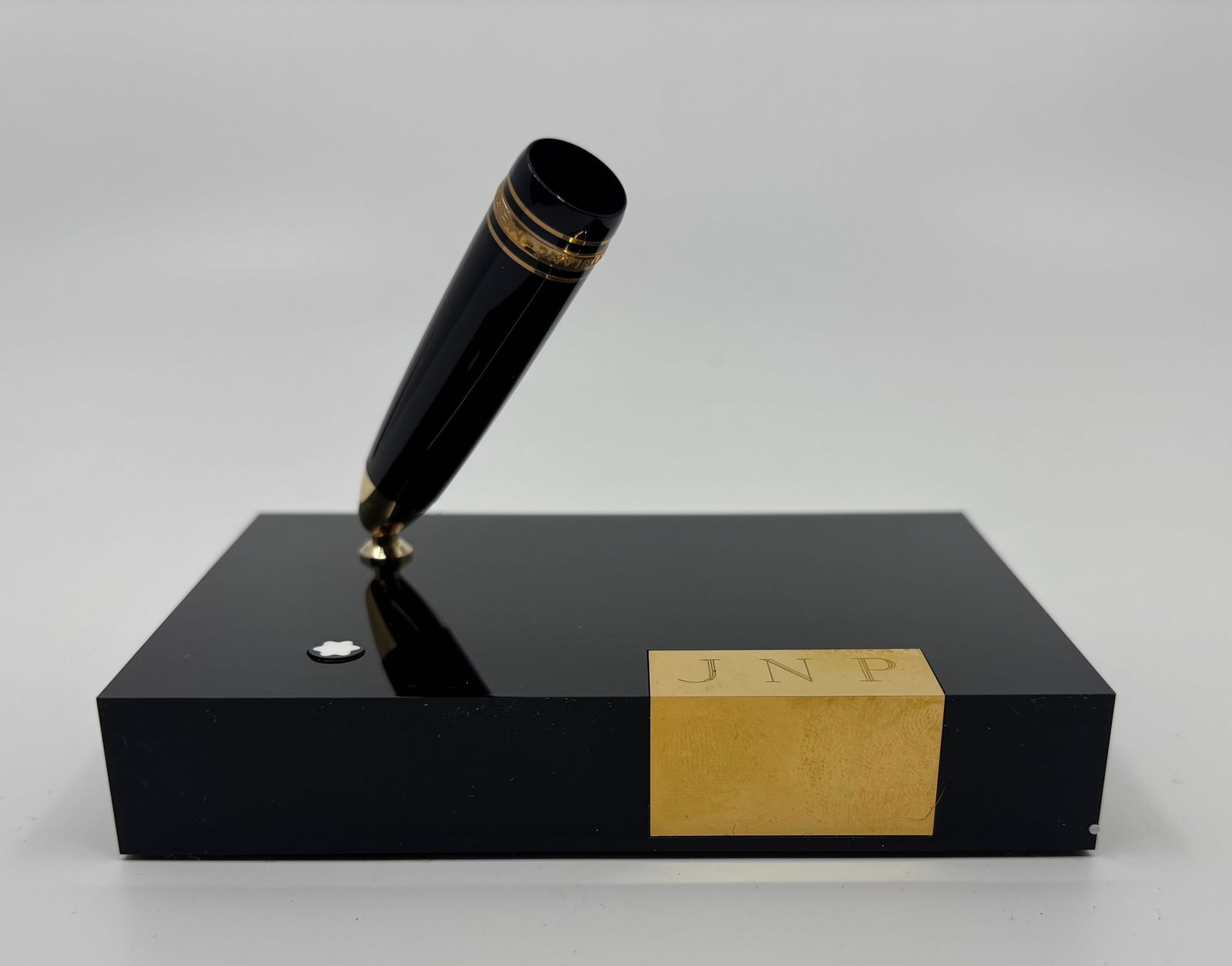 Montblanc 19146 Fountain Pen Desk Base, Boxed: Montblanc 19146 fountain pen desk base, boxed. Desk base for 146 fountain pen in original box, marked W Germany (name plate engraved), along with Montblanc desk sign. Overall excellent condition.