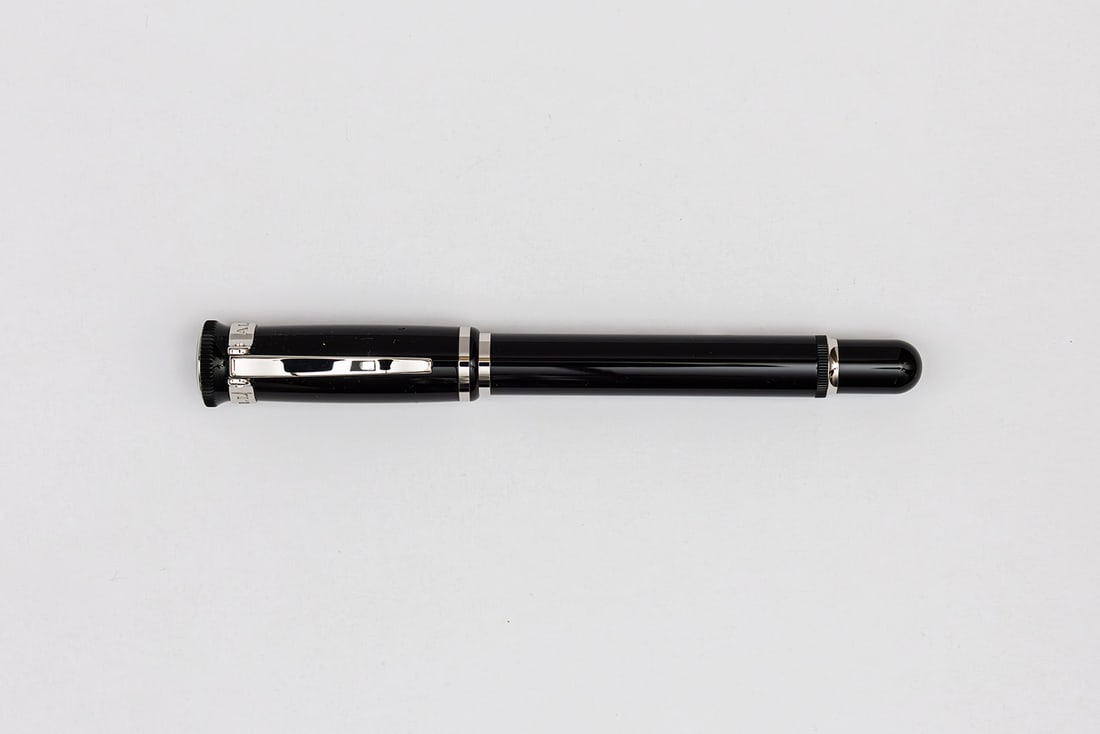 Alfred Dunhill Black Lacquer Sentryman Fountain Pen: Alfred Dunhill Sentryman fountain pen. Dunhill Sentryman in black lacquer with silver trim and detailed coin edging along top, pivoting clip and smooth silver section with Dunhill 18K medium nib. Leng