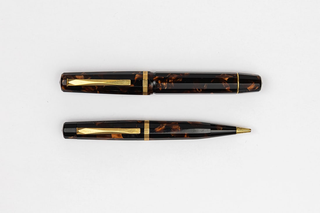 Omas Extra 555/F Faceted Burgundy Marble Fountain Pen Set (1 of 3)