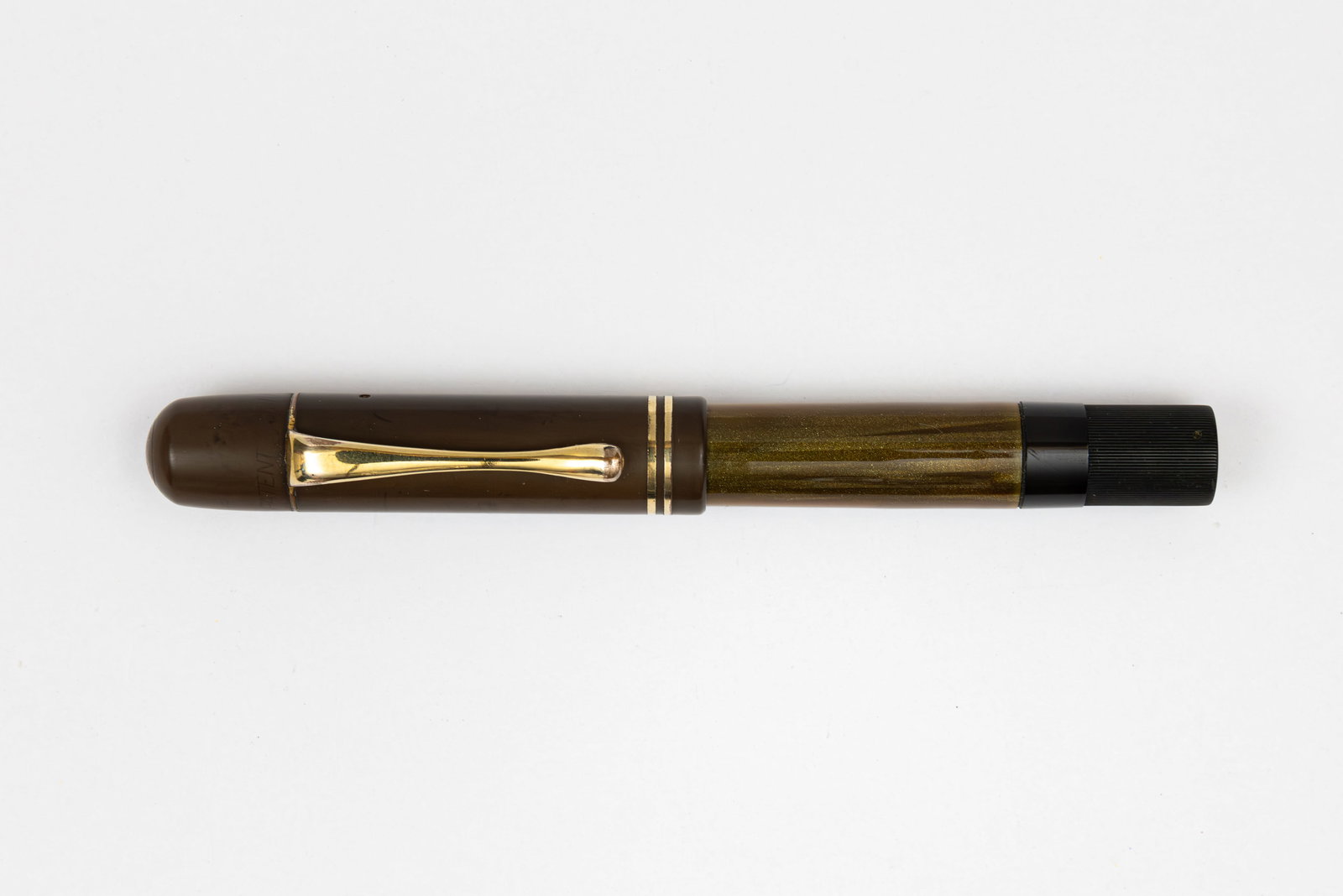 Pelikan 100 Olive Green Fountain Pen: Pelikan 100 Olive Green fountain pen, circa 1930-31. Early Pelikan 100 with uncommon Olive Green marble binde with black hard rubber cap and Pelikan 14K fine flexible nib. Length 4 1/2” and 6 1/