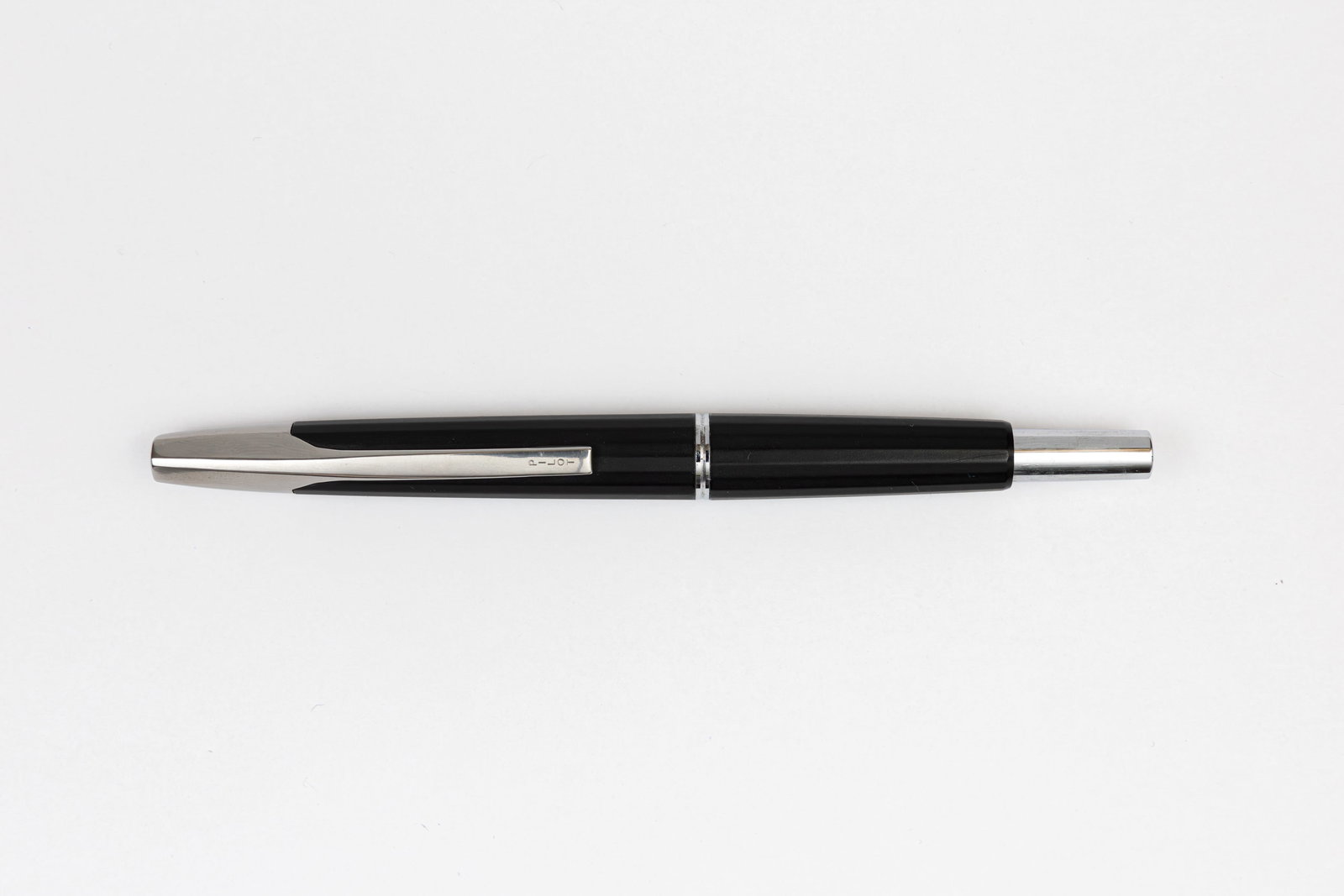 Pilot Vanishing Point Matte Black & Silver Fountain Pen (1 of 3)