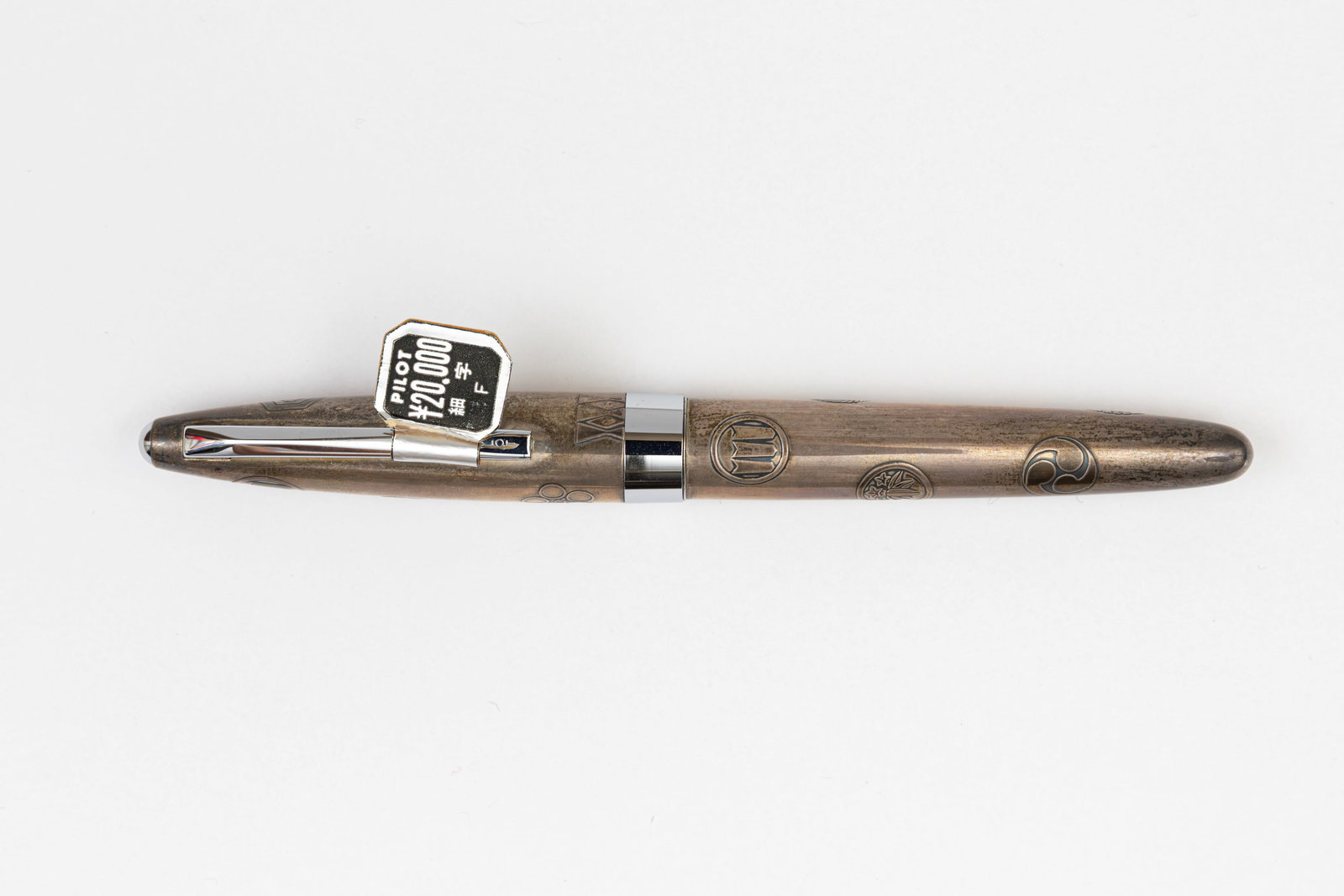 Pilot Art-Craft Silvern Daimyo Emblem Sterling Silver Fountain Pen: Pilot Art Craft Silvern sterling silver Daimyo (emblem) fountain pen. This was part of Pilot's Art Craft Silvern collection. There are multiple emblems on the cap and barrel in relief, clip with origi