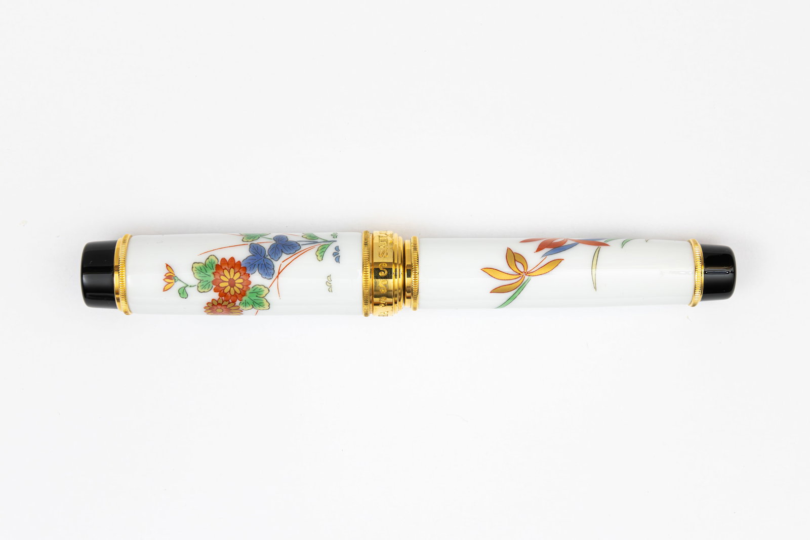 Sailor Arita Koransha Koimari Rangiku Porcelain Fountain Pen: Sailor Arita Koimari Rangiku (old Imari chrysanthemum) porcelain fountain pen by Koransha, circa 2007. Arita or Imari fine porcelain items were first produced in 1616, Sailor had Arita make this serie