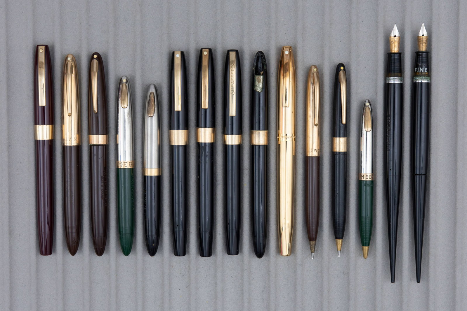 Sheaffer Touchdown Fountain Pens and Pencils (14): Sheaffer Touchdown fountain pens and pencils (14). 12 fountain pens, all but one of which with solid 14K gold nibs, some pens damaged, others good, along with two pencils. Overall mixed as is conditio