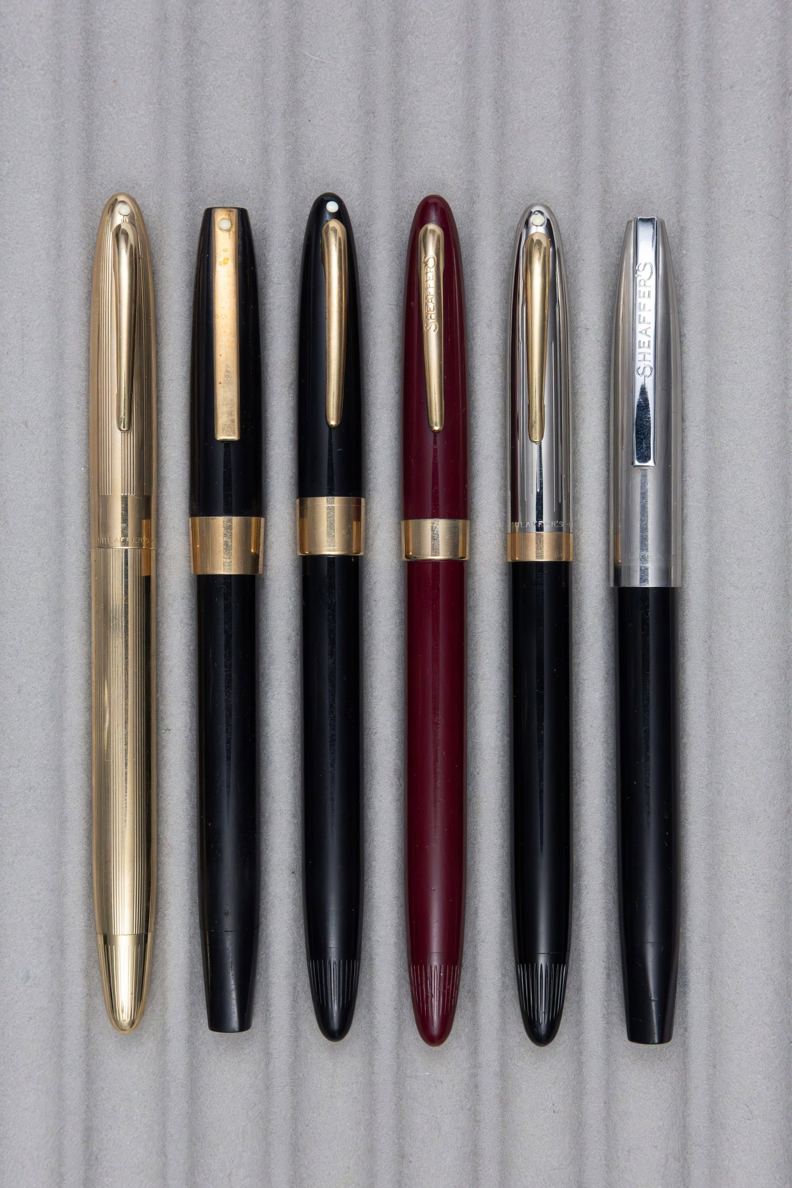 Sheaffer Snorkel and Touchdown Fountain Pens (6): Sheaffer Snorkel and Touchdown fountain pen lot (6). Sheaffer Snorkels (4) and Touchdown (2) fountain pens, Triumph and black Clipper models with first year gold Snorkel tubes, three pens with 14K nib