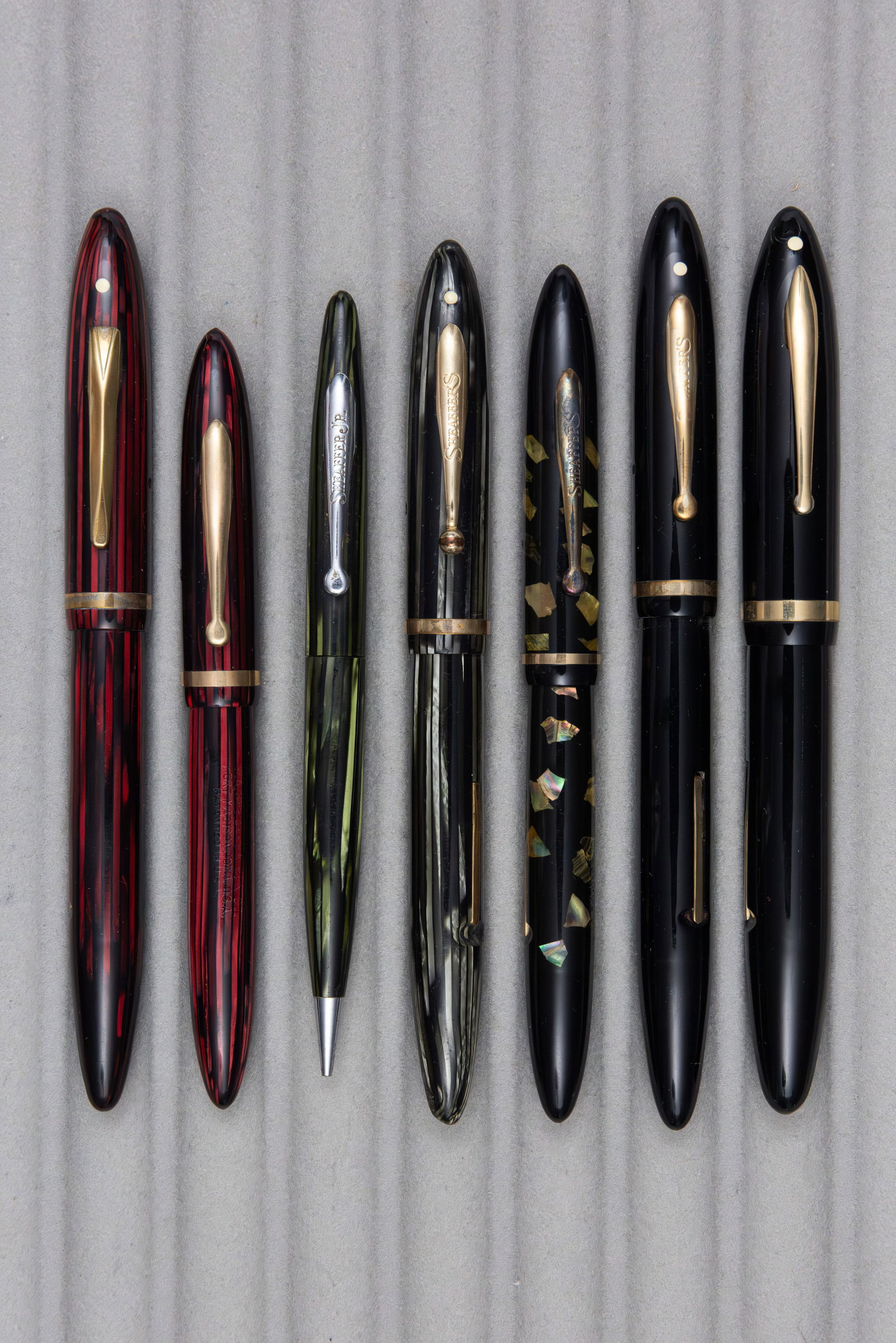 Sheaffer Balance Fountain Pen Lot (7): Sheaffer Balance fountain pens and pencil (7). Six Balance fountain pens along with Sheaffer Junior pencil, all pens with solid 14K nibs. Overall mixed condition with some wear present.