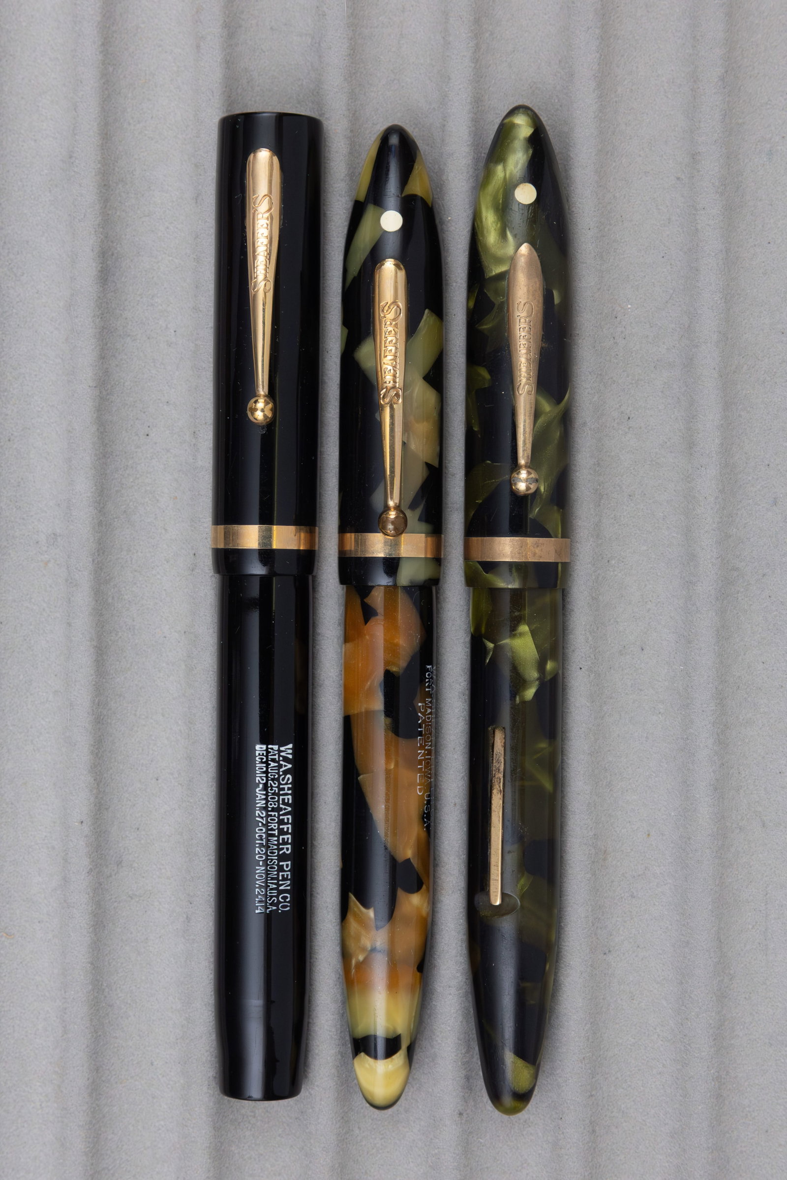 Sheaffer Flattop and Balance Senior Fountain Pens (3), G2: Sheaffer Flattop and Balance senior fountain pens (3). Flattop in black with fine 14K nib, Balances in Black and Pearl and Marine Green with fine 14K nibs. Overall good condition, some wear