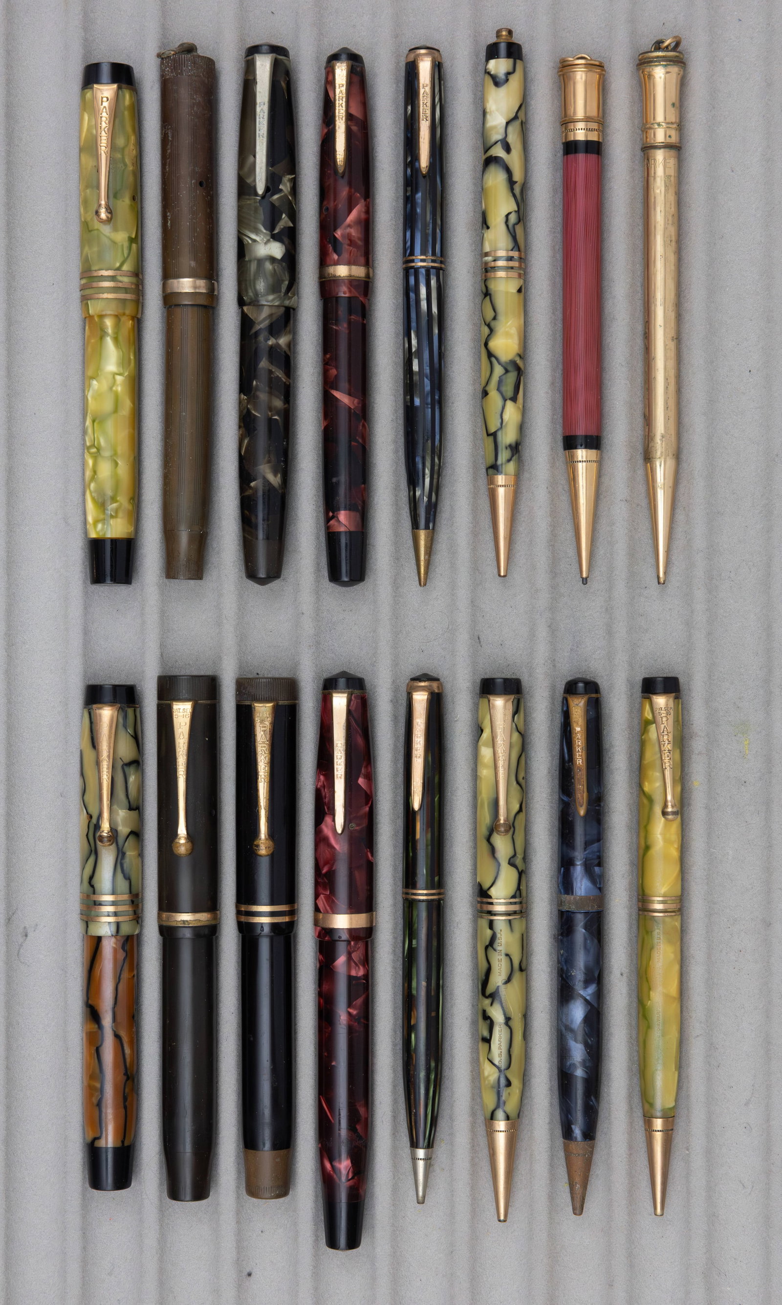 Parker Challenger and Duofold Fountain Pens and Pencils (16): Parker Challenger and Duofold fountain pens and pencils (16). 8 fountain pens with Parker 14K nibs (one nib damaged) and 8 pencils. Overall mixed as is condition, one barrel broken, one cap band