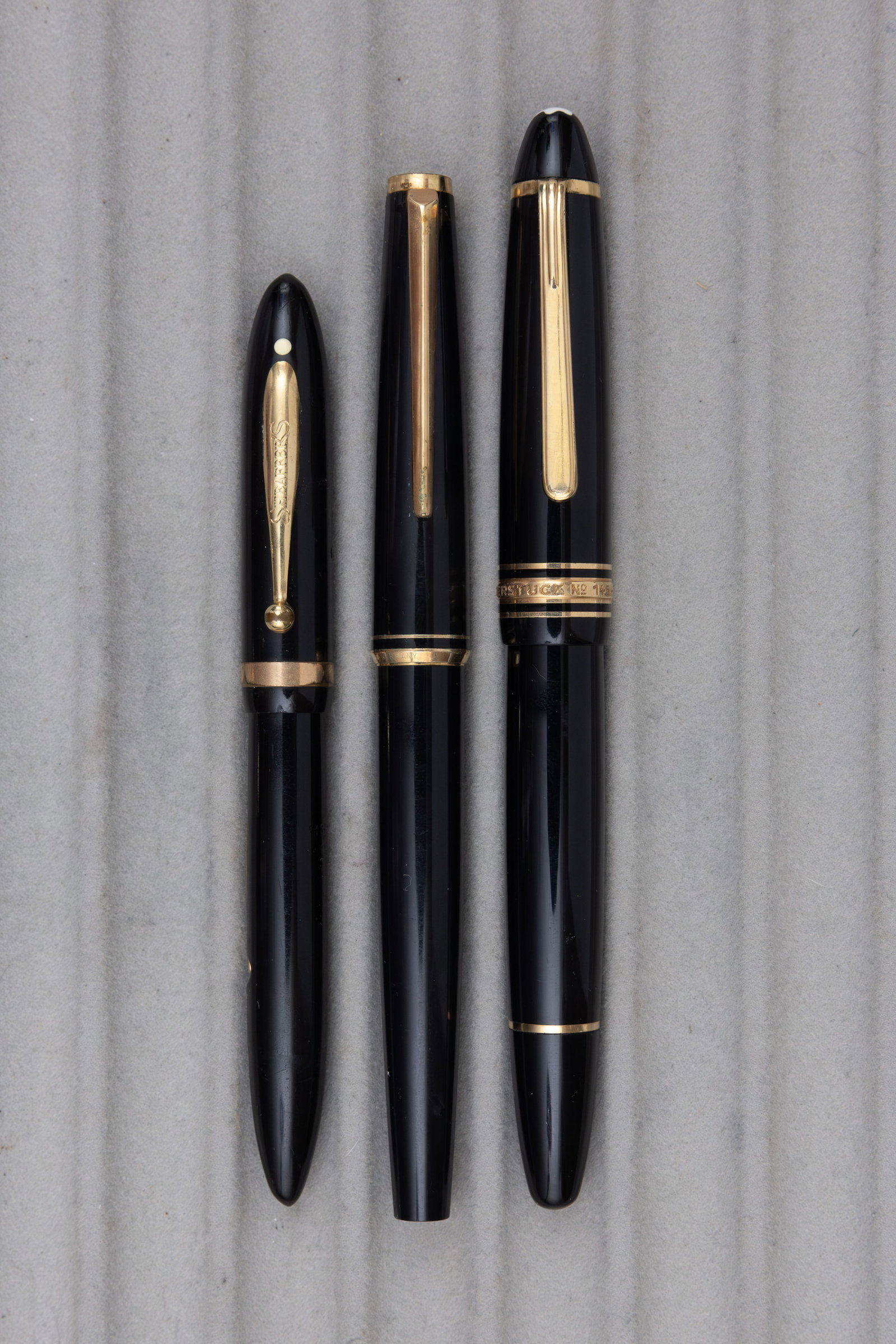 Montblanc and Sheaffer Fountain Pens, Flawed: Montblanc and Sheaffer Fountain Pens. 146 missing nib and feed (cap lip cracked), hooded nib Montblanc with crack to section and Sheaffer Balance with marks to section, both with 14K nibs. Overall