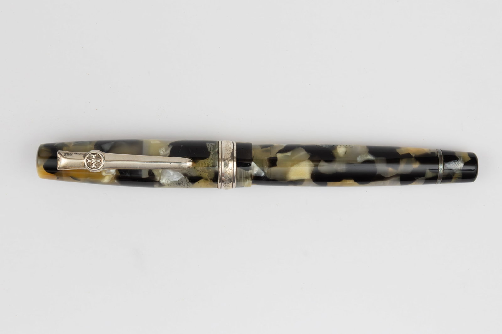 Diplomat Classic Collection LE Sterling Fountain Pen 14K Nib, Flawed: Diplomat Classic collection 1922 limited edition fountain pen. Diplomat 1922 edition limited to 925 pieces (107/925) in black and pearl marble with two-tone 14K nib. Overall fair condition, hairline