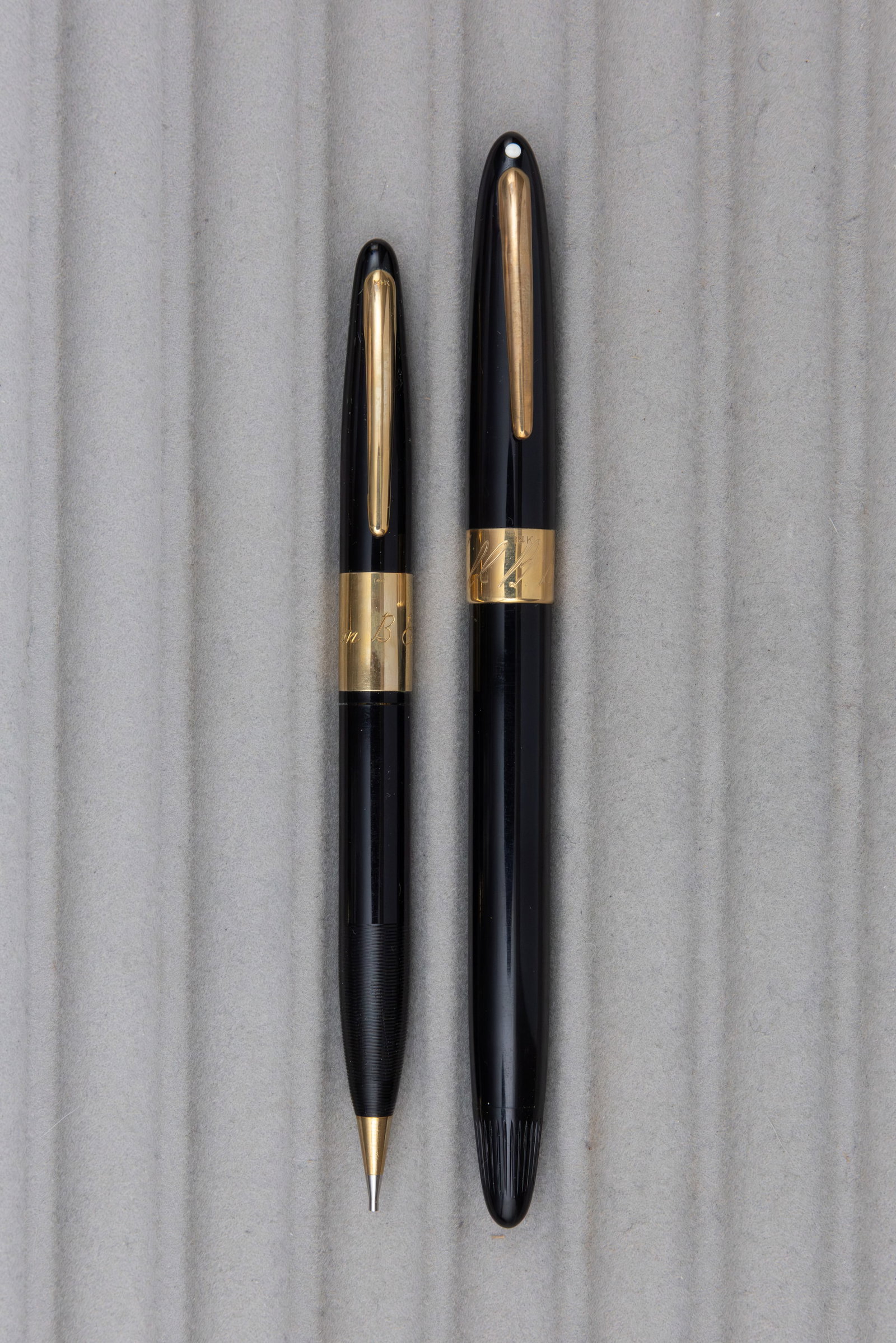 Sheaffer Snorkel Autograph/Signature Solid 14K Trim Fountain Pen Set: Sheaffer Autograph and Signature set. Sheaffer Signature fountain pen with solid 14K gold cap band, nib and Snorkel tube (1st year pen) along with Autograph pencil with wide solid 14K gold cap band an