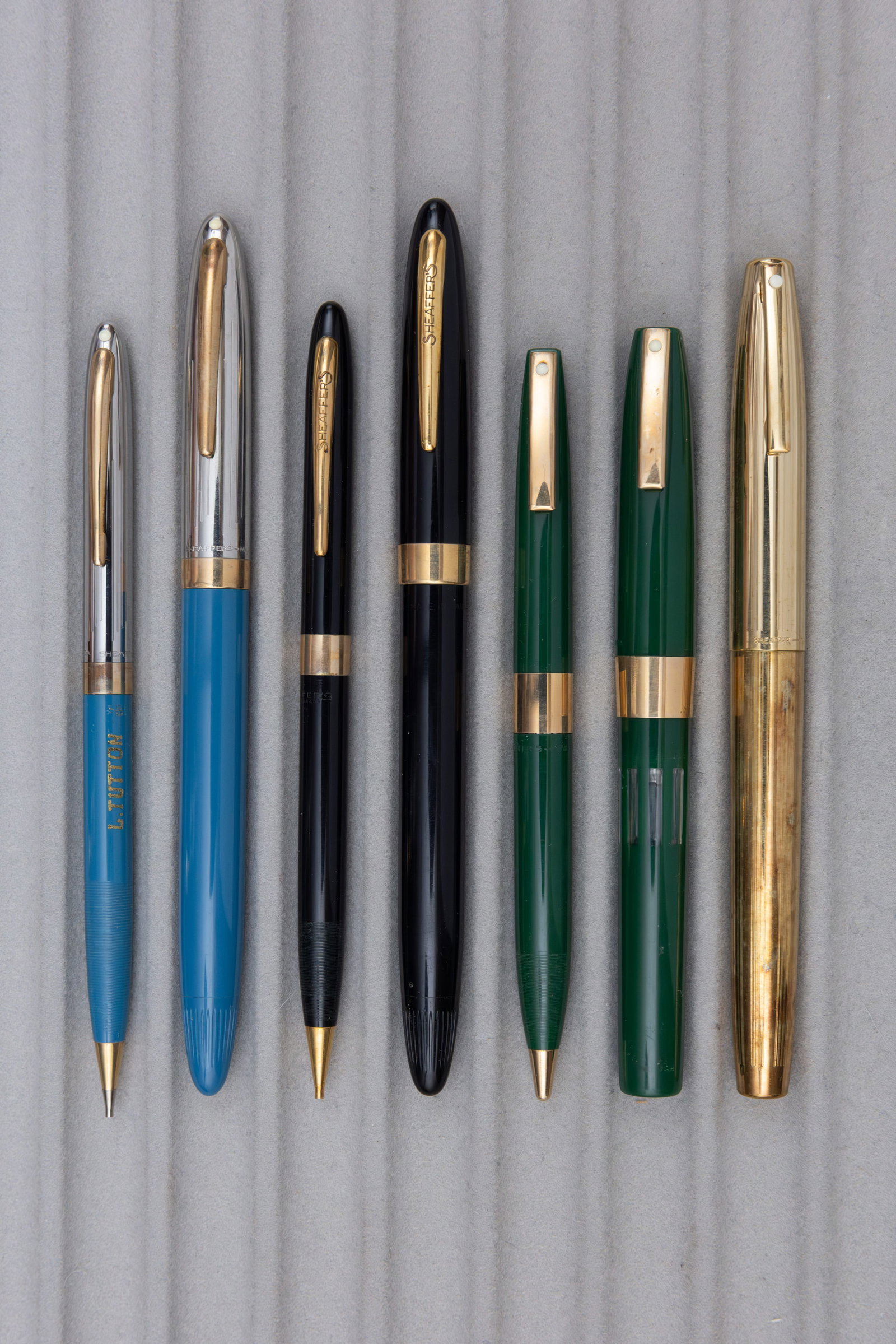 Sheaffer Fountain Pens and Pencils, Boxed (7): Sheaffer fountain pens and pencils, boxed. Sheaffer Snorkel (2) and Compact fountain pen sets along with gold filled cartridge/converter pen. All fountain pens with 14K nibs, filling systems Snorkel o