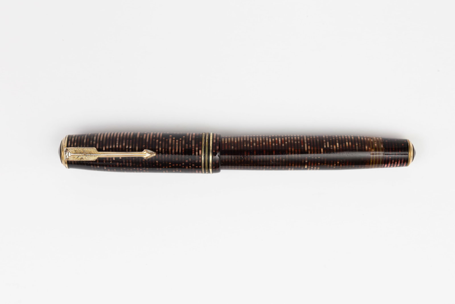 Parker Vacumatic Oversized Burgundy Pearl Fountain Pen: Parker Vacumatic oversized fountain pen in Burgundy Pearl. 1934 1st quarter, striated jewels and section with 14K fine nib, (likely originally two-tone). Length 5 3/8 inches and 6 1/2 inches posted, f