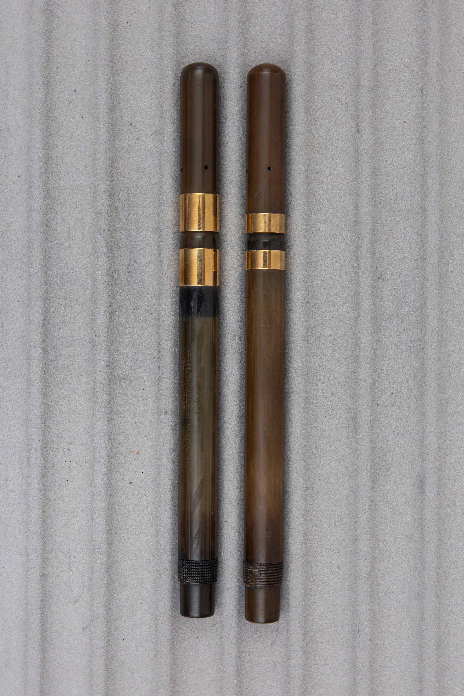 Onoto De La Rue Fountain Pens Solid 18K Gold Bands: Onoto De La Rue black chased hard rubber fountain pens, solid 18K gold cap and barrel bands. Two Onoto De La Rue pens, both with 18K solid gold cap and barrel bands and Onoto 3 14K nibs (one nib