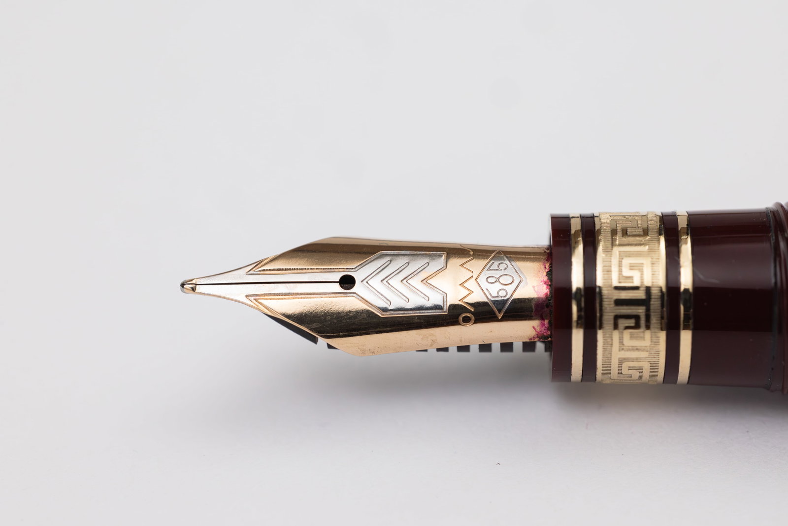 Omas Ogiva 557 S Burgundy Fountain Pen - 3