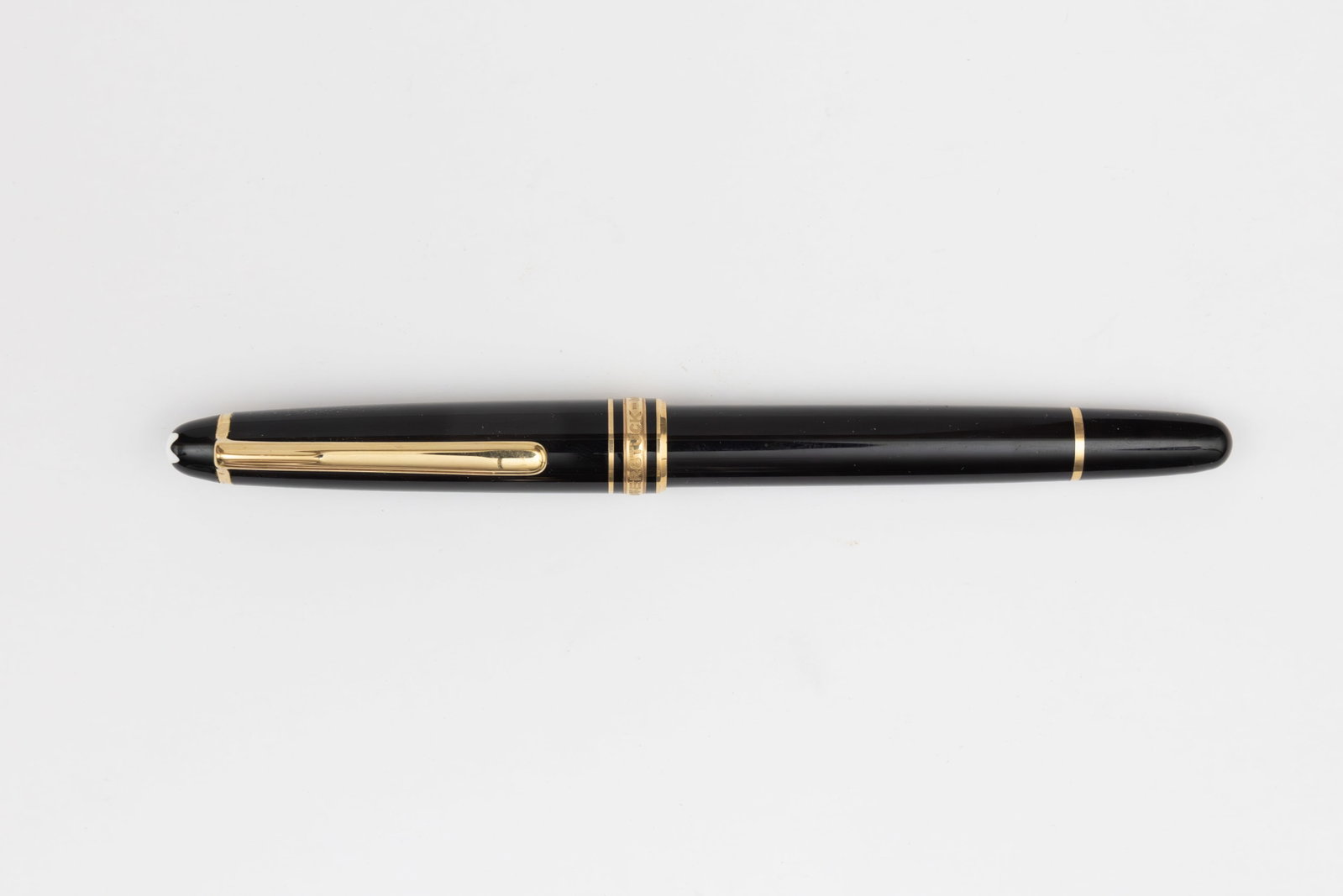 Montblanc Classique 163 Rollerball Pen (1 of 2)