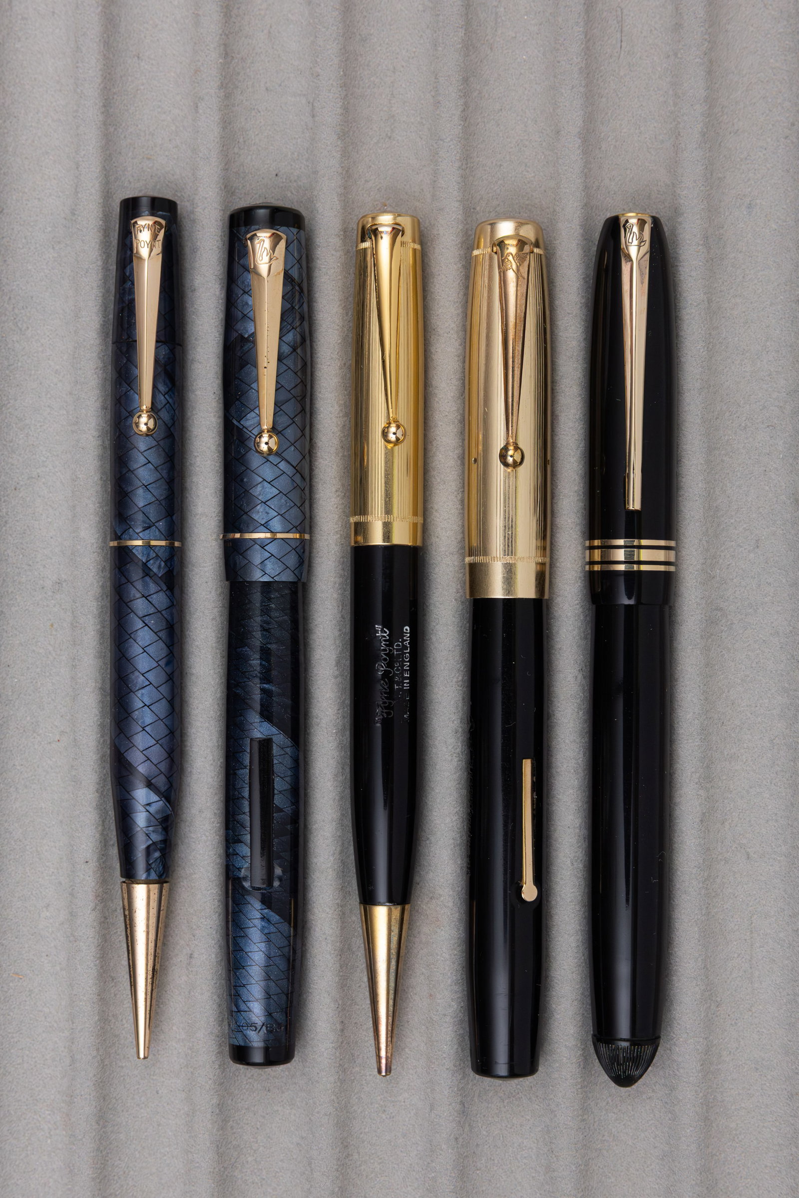 Mabie Todd Swan Fountain Pens and Pencils (5), Boxed: Mabie Todd Swan fountain pen and sets, boxed. Mabie Todd Blackbird 5260 gold metal cap and black barrel set with Blackbird broad flexible 14K nib, Mabie Todd Swan 205/83 blue snakeskin set with Swan f