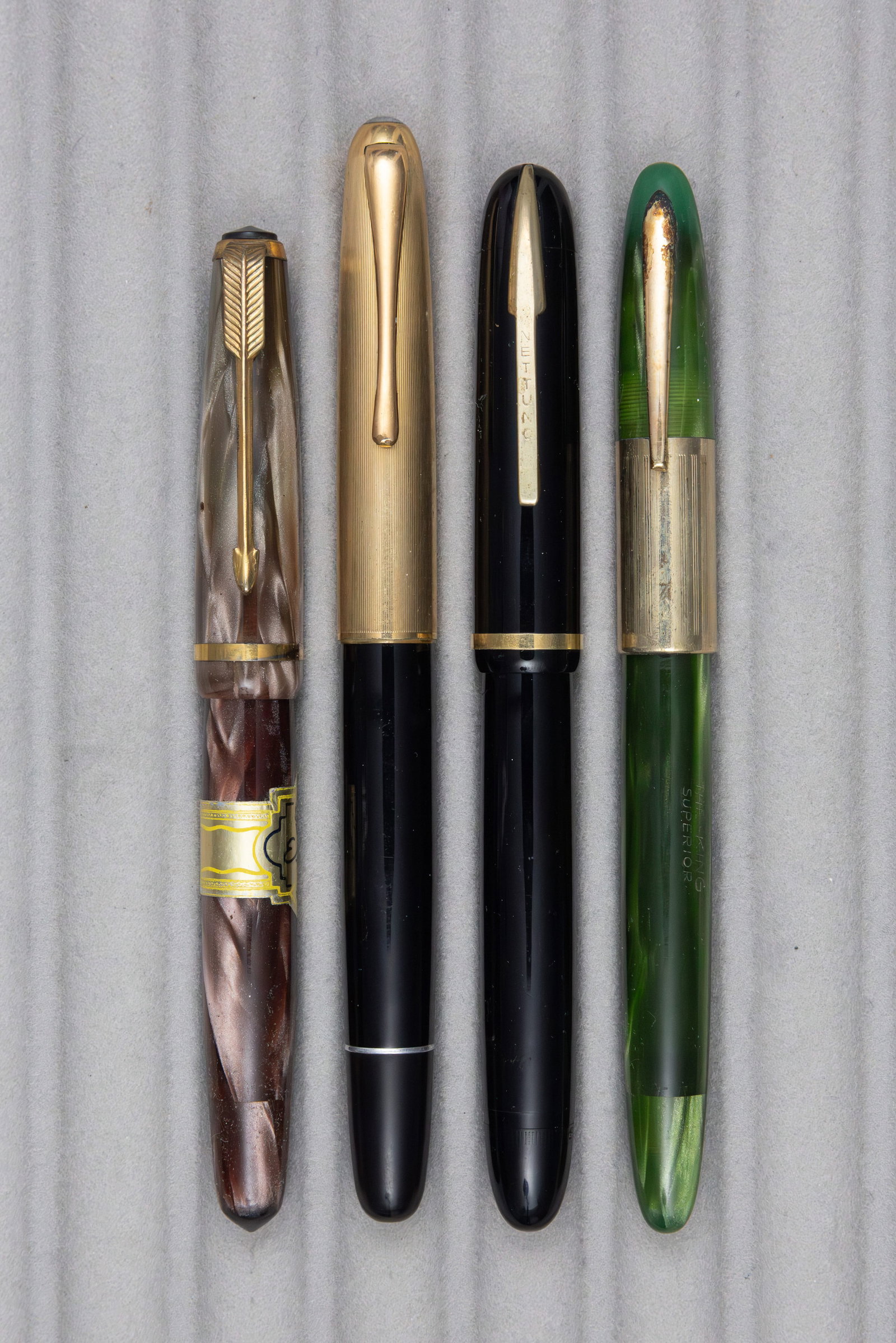 Italian Fountain Pens (4), Aurora, Nettuno, The King: Italian fountain pens (4). Italian made celluloid fountain pens form the 1940’s-50’s. Aurora 88 piston fill with gold plate cap, Marco Estense button fill in pink marble, Nettuno Export pi
