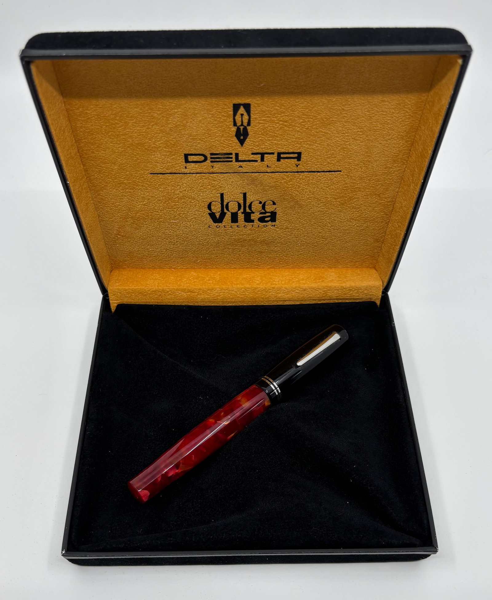 Delta 366 Red Marble Fountain Pen, 18K Nib (1 of 3)