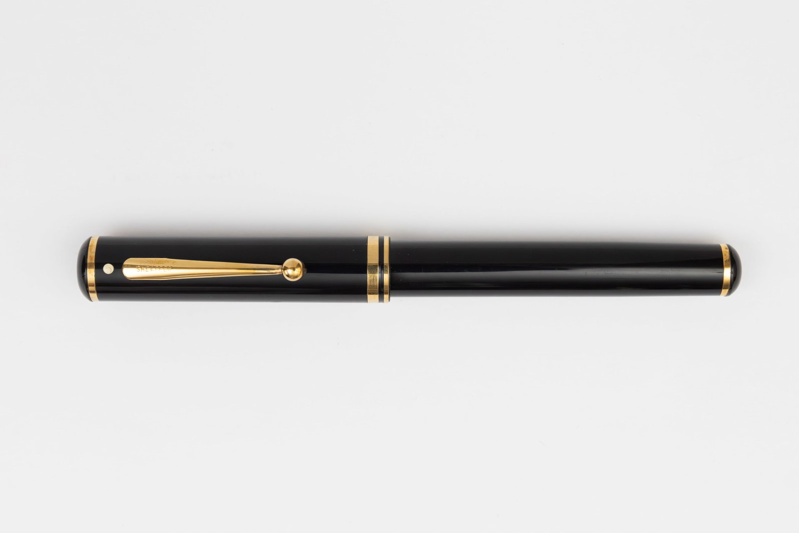 Sheaffer Connaisseur Black Fountain Pen, 18K Nib: Sheaffer Connaisseur black fountain pen, circa 1986-1988. Earlier first generation model with Sheaffer marked on clip, black with gold trim and fine Sheaffer 18K nib. Length 5 1/2 inches and 6 1/2