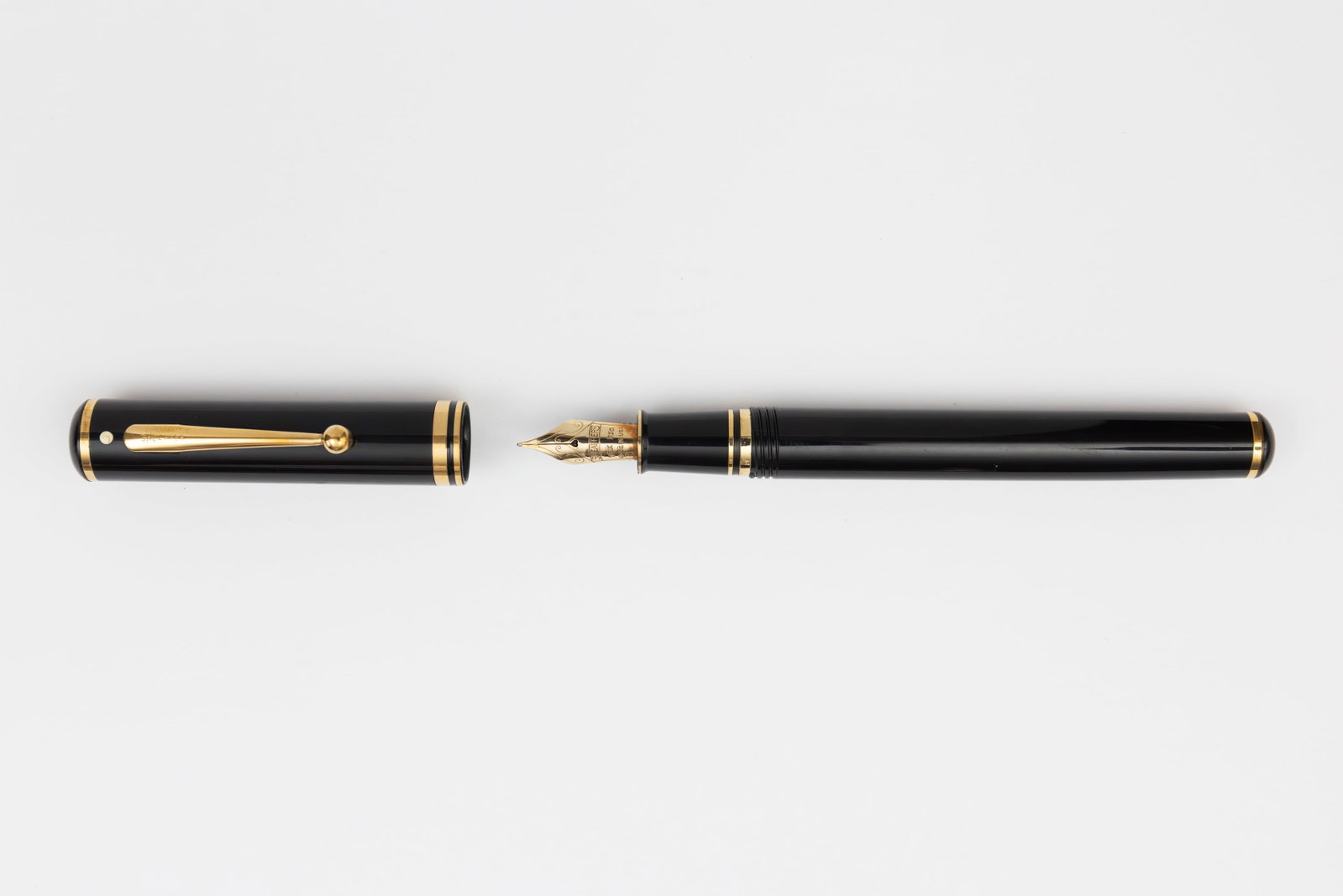 Sheaffer Connaisseur Black Fountain Pen, 18K Nib - 2