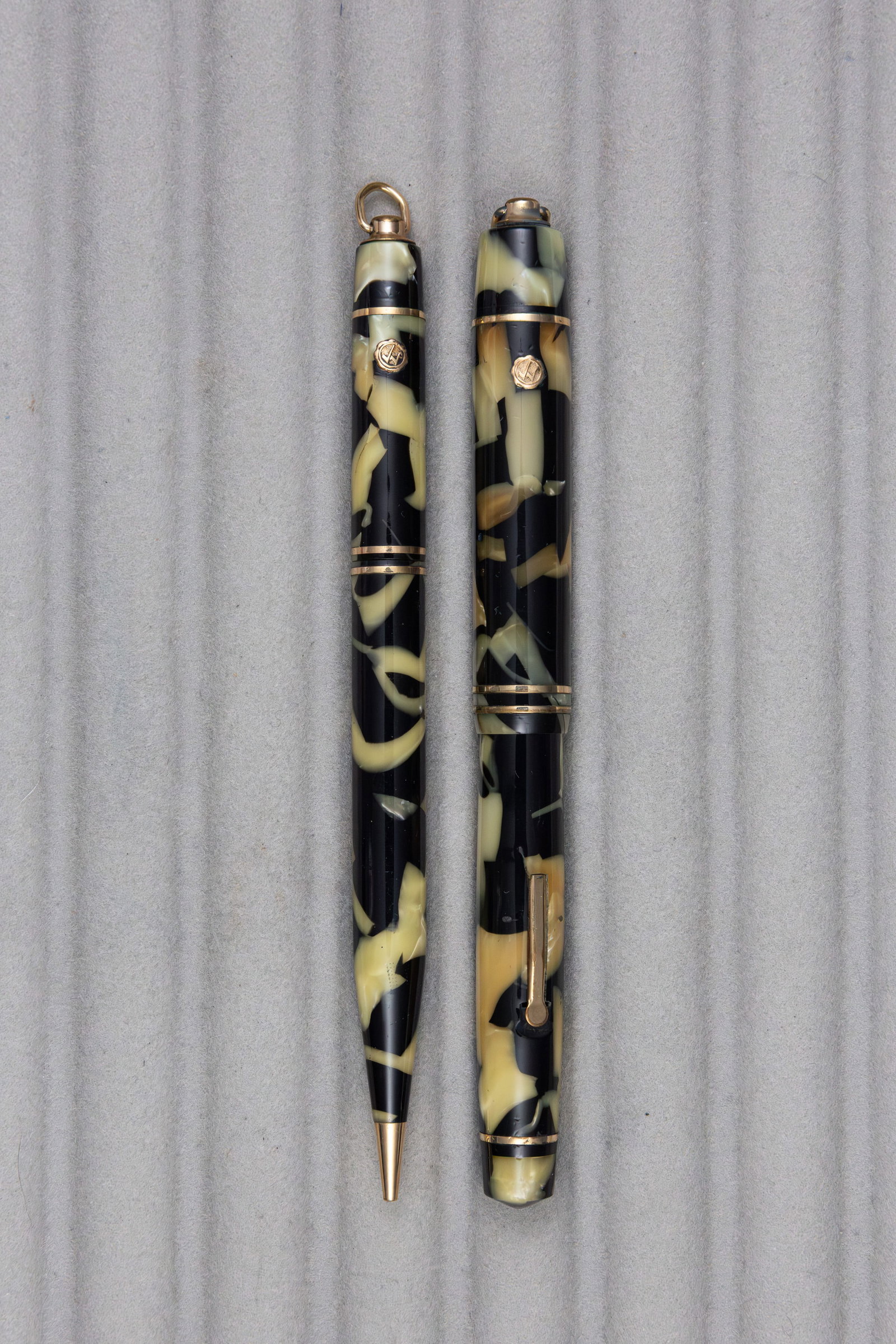 Wahl Eversharp Early Equi-Poised Ring Top Fountain Pen Set: Wahl Eversharp Equi-Poised early ring top set. This early Equi-Poised example has the earlier flattop pen base but Wahl replaced the flat black end caps with matching celluloid ends with a slight