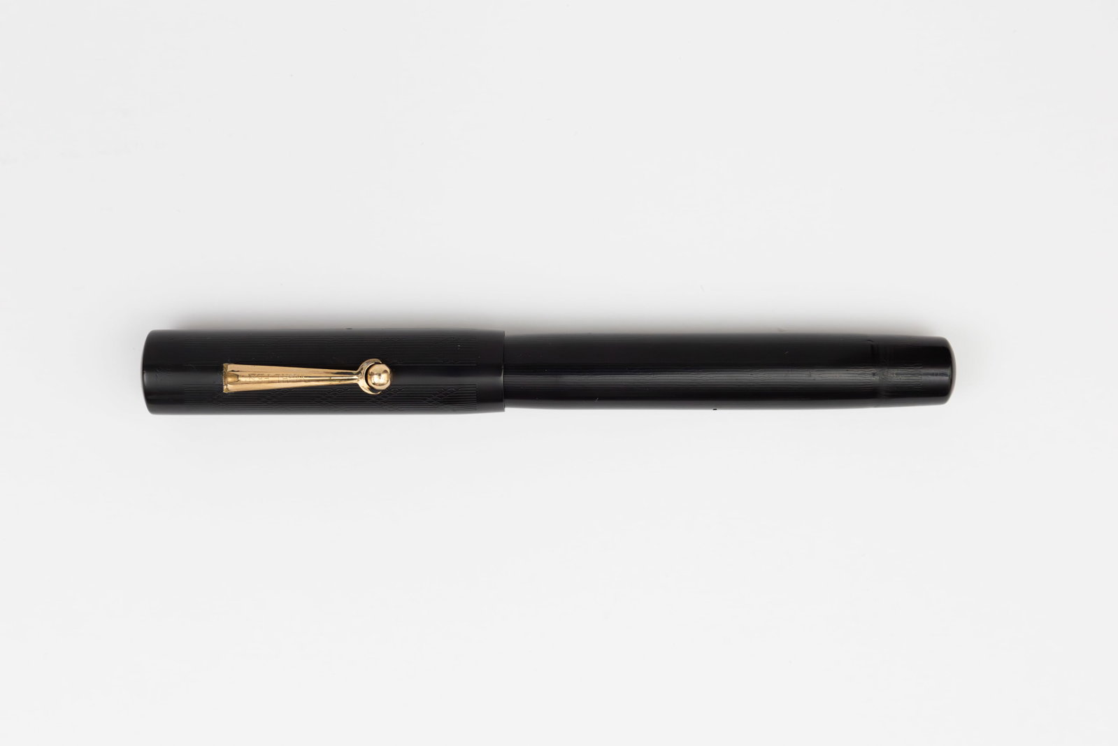 Wahl Eversharp Dart Pattern Oversized Black Chased Fountain Pen (1 of 3)
