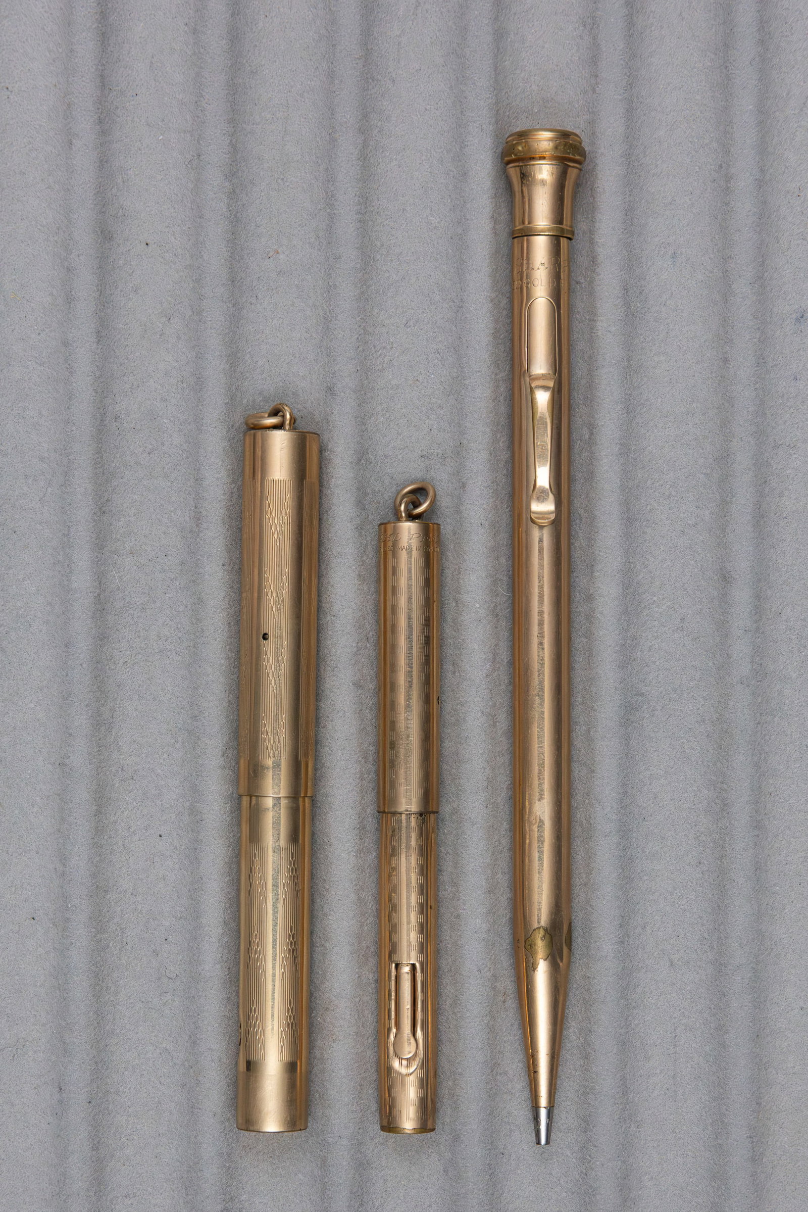 Wahl Eversharp Gold Filled 0 and 2 Size Fountain Pens and Pencil: Wahl Eversharp gold filled pens and pencil (3). Wahl Eversharp gold filled 2 size model in Dart pattern and 0 size model in Checkerboard pattern, both with correct Wahl 14K nibs. Overall mixed