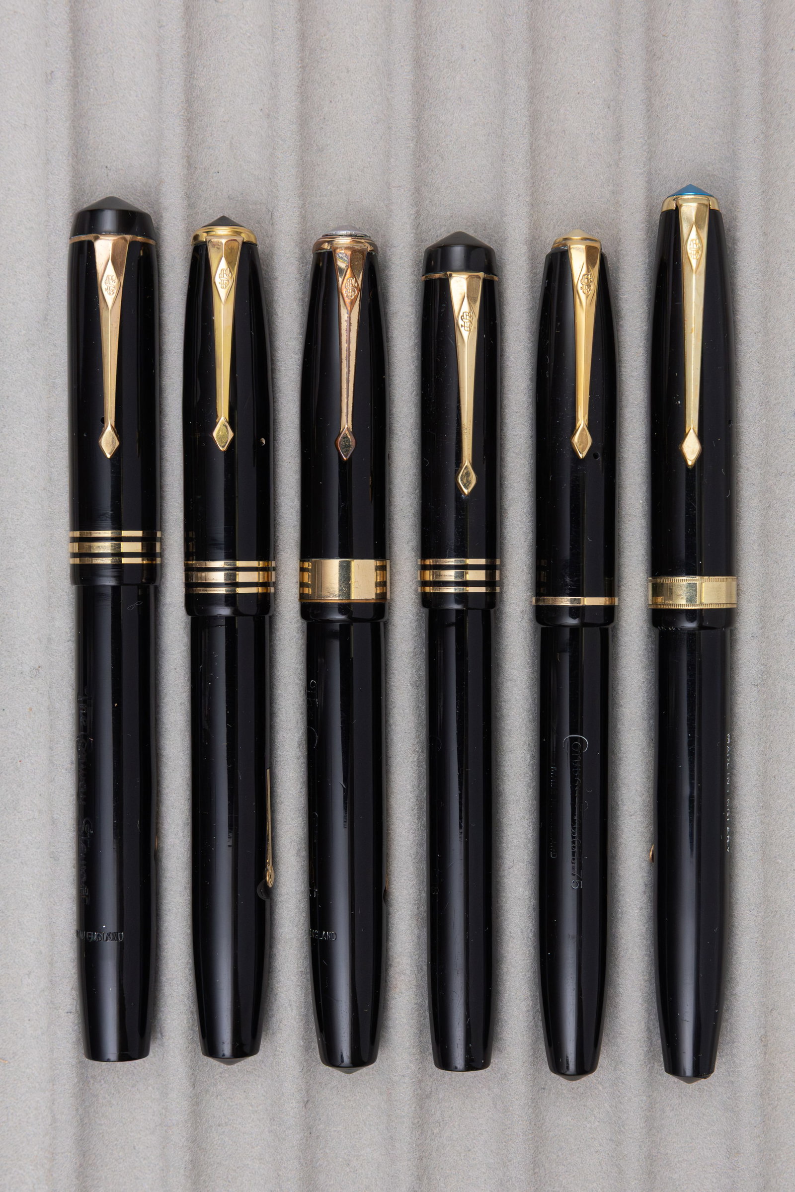 Conway Stewart Black Celluloid Fountain Pens (6): Conway Stewart black fountain pens (6). Conway Stewart 55, 75, 340 (Le Tigre), 388, Italic and unmarked model fountain pens with 14K Conway nibs (three flexible, one marked Le Tigre and one with