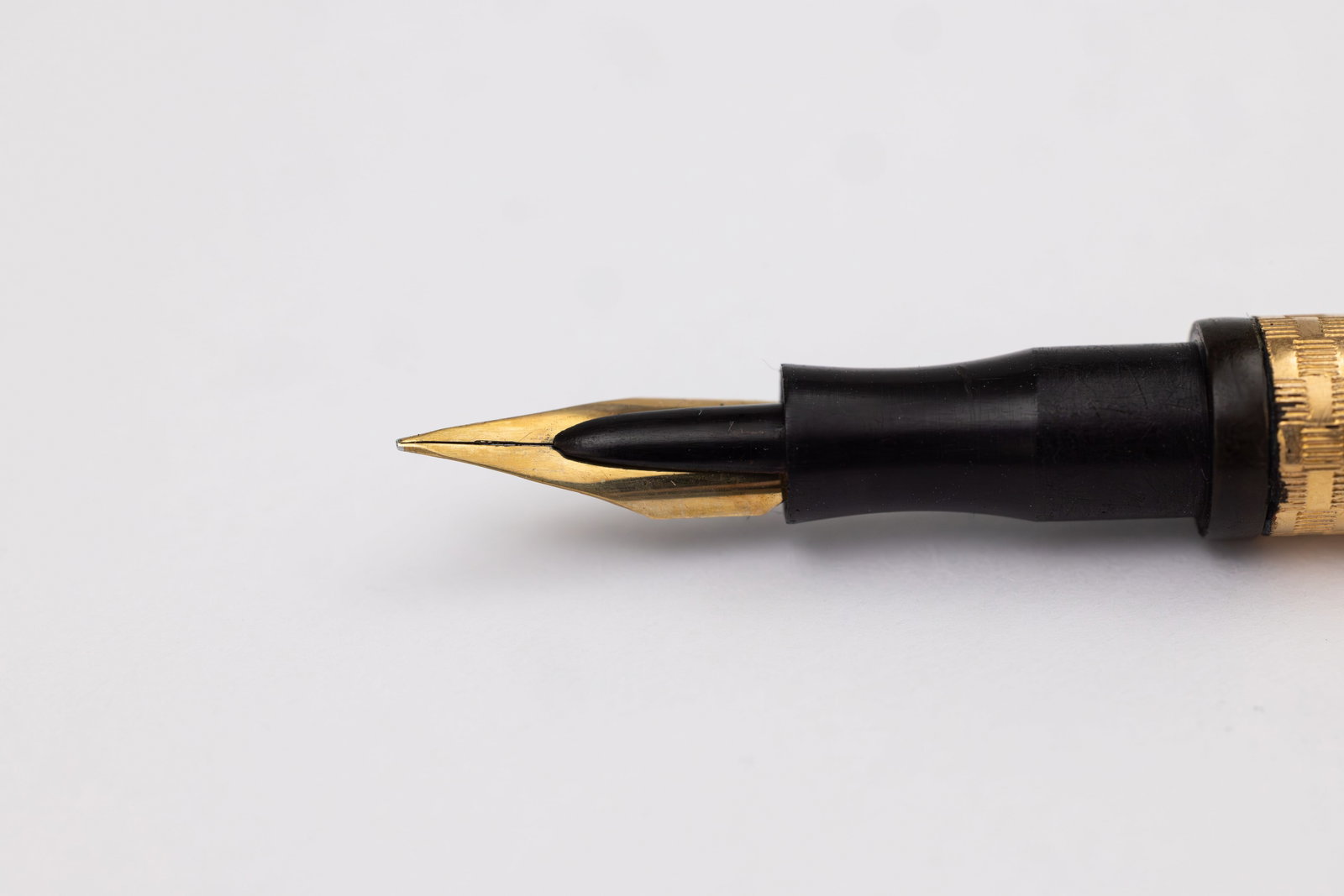 Century Taper Cap Black Chased Hard Rubber Fountain Pen - 3