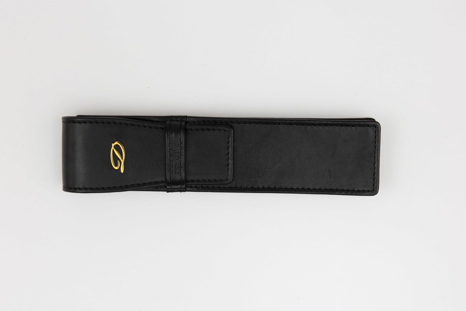 ST Dupont Leather Fountain Pen Case, Raised Design, Boxed: S.T. Dupont leather fountain pen case with raised design, boxed. Black leather with raised metal D logo on flap, marked S.T. Dupont Paris under flap. Length 5 7/8 inches by 1 1/2 inches. Overall near