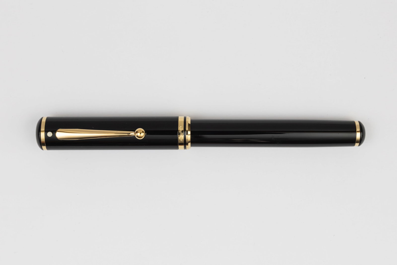 Sheaffer Grand Connaisseur Black Fountain Pen: Sheaffer Grand Connaisseur black fountain pen. Black with gold trim and marked Sheaffer’s 1920 two-tone Grand Connaisseur 18K fine nib. Length 5 1/2” and 6 1/2” posted, filling mechanism
