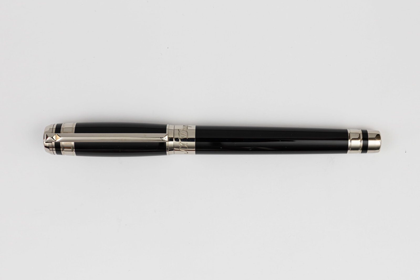 ST Dupont D Line Laque De Chine Rollerball Pen and Case: S.T. Dupont D Line convertible rollerball pen with leather slip case. S.T. Dupont D Line convertible rollerball pen that can be switched to ballpoint refill in palladium plate and black lacquer. Lengt