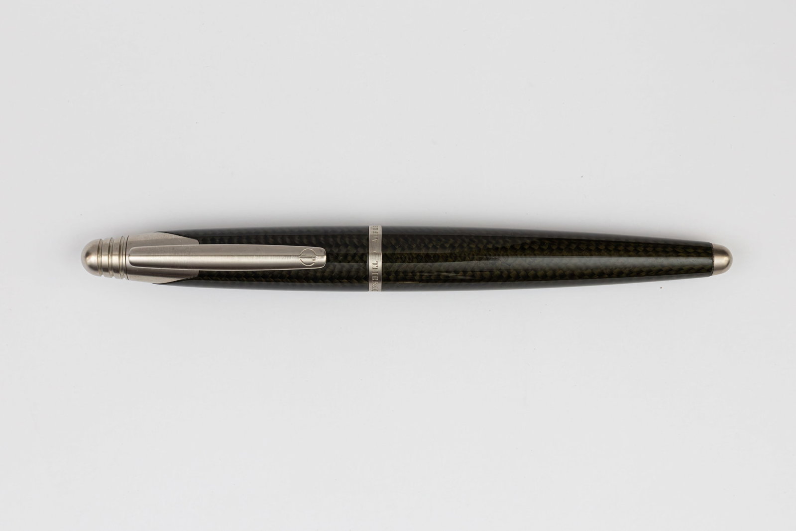 Alfred Dunhill AD2000 Carbon Fibre Fountain Pen: Alfred Dunhill AD2000 carbon fibre fountain pen. Manufactured by Pilot for Dunhill, this example in carbon fibre with brushed trim. Clip inset in cap, extends out by turning the top of the cap with rh