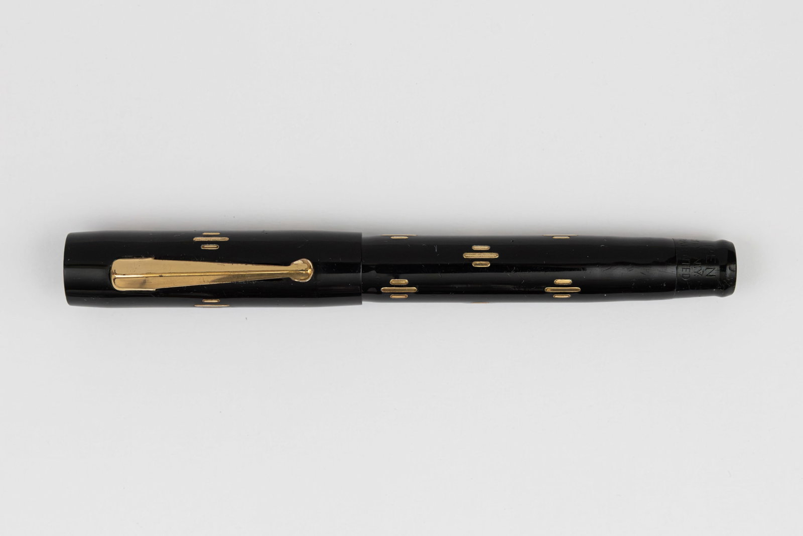 Chilton Wing-Flow K5S Gold Enamel Pattern Fountain Pen: Chilton Wing-Flow K5S black with gold enamel fountain pen. Chilton Wing-Flow in K pattern 5 size short model with yellow gold trim and details, the K pattern made up of to short lines with slightly lo