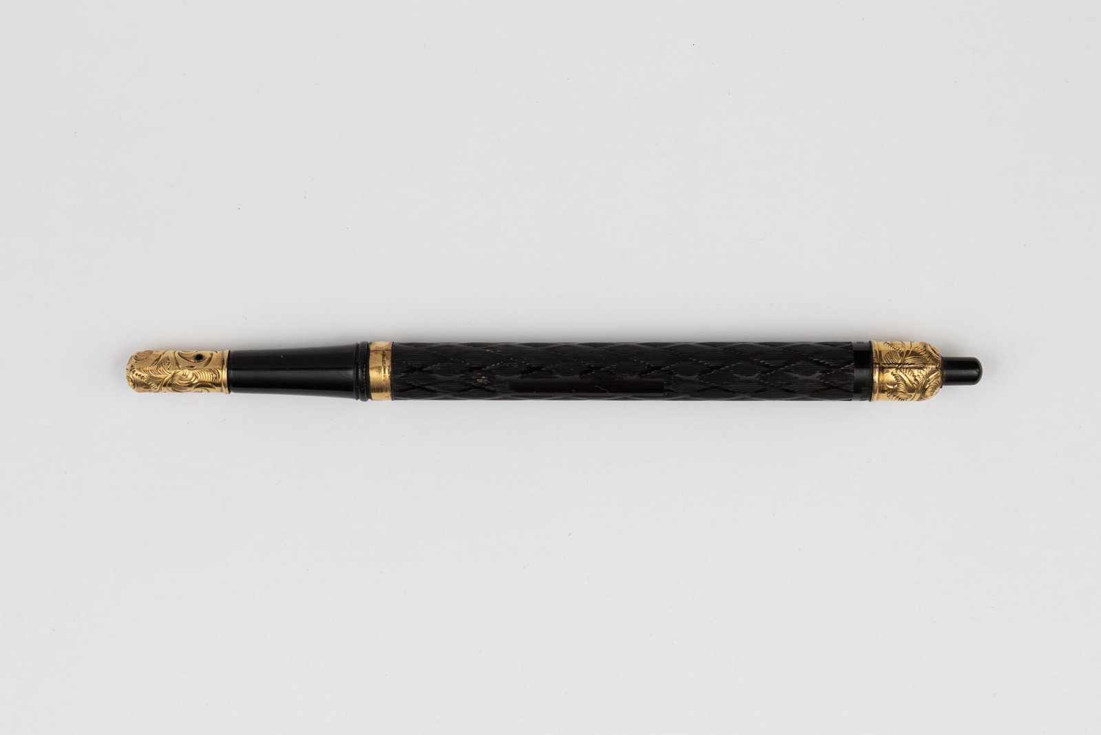 D MacKinnon Stylographic Black Chased & Gold Fountain Pen (1 of 2)