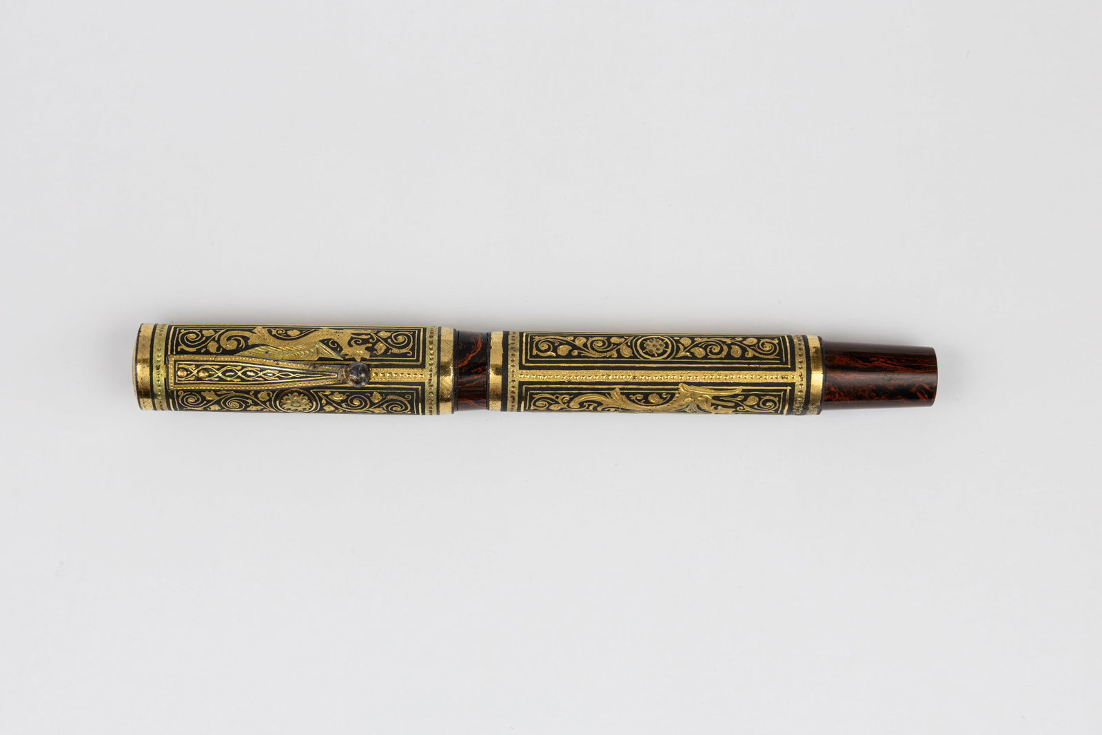 Mabie Todd Swan Jackdaw Toledo Damascene Overlay Fountain Pen: Mabie Todd Jackdaw red mottled fountain pen with Damascene Toledo overlay. Damascene, or "damasquinado" is the Moorish art of inlaying gold or silver threads into black steel. Toledo in Spain was the 
