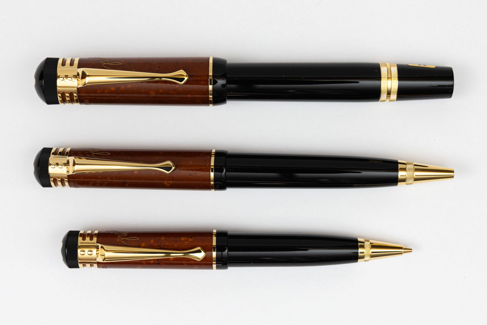 Montblanc Friedrich Schiller 3-Piece Fountain Pen Set, Boxed: 2000 Montblanc Friedrich Schiller limited edition fountain pen. Limited to 4,000 three piece sets (2,882/4,000), designed with classic Montblanc look, large white star crowns and caps in amber marble,