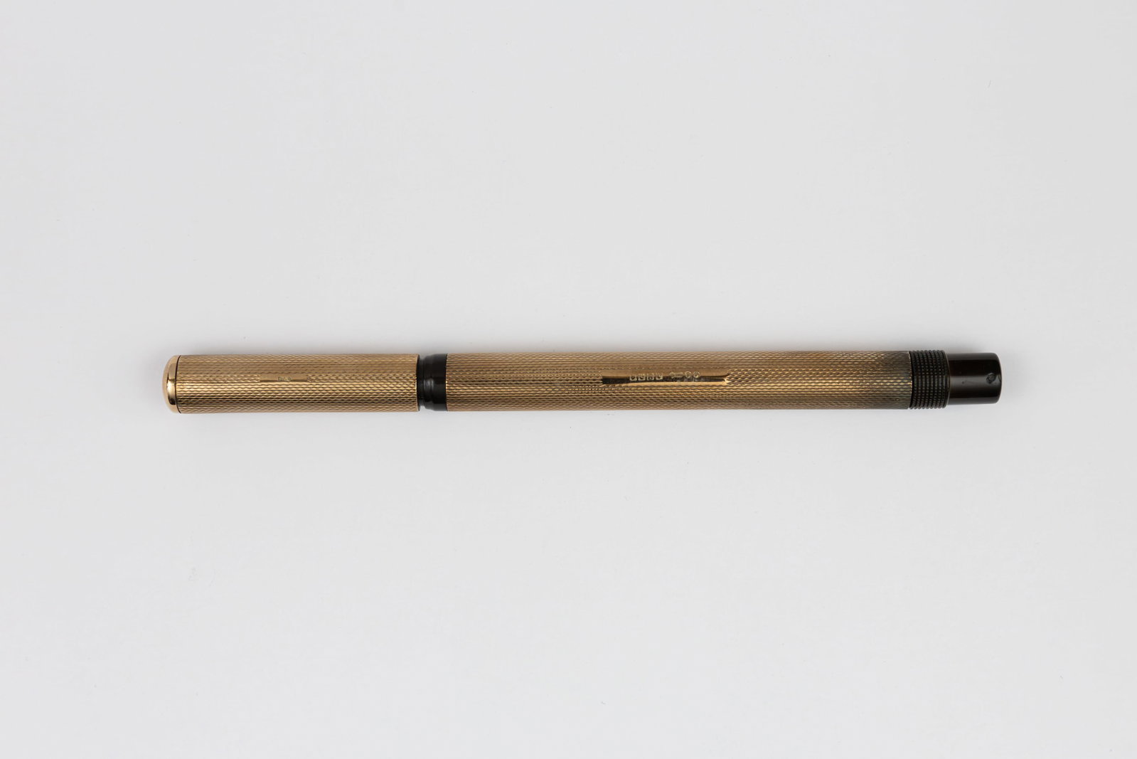 Onoto De La Rue Solid 9K Gold Barleycorn Overlay Fountain Pen: Onoto De La Rue solid 9K gold overlay fountain pen. Onoto De La Rue black hard rubber fountain pen with 9K solid gold barleycorn pattern cap and barrel overlay with Onoto De La Rue 14K fine flexible n