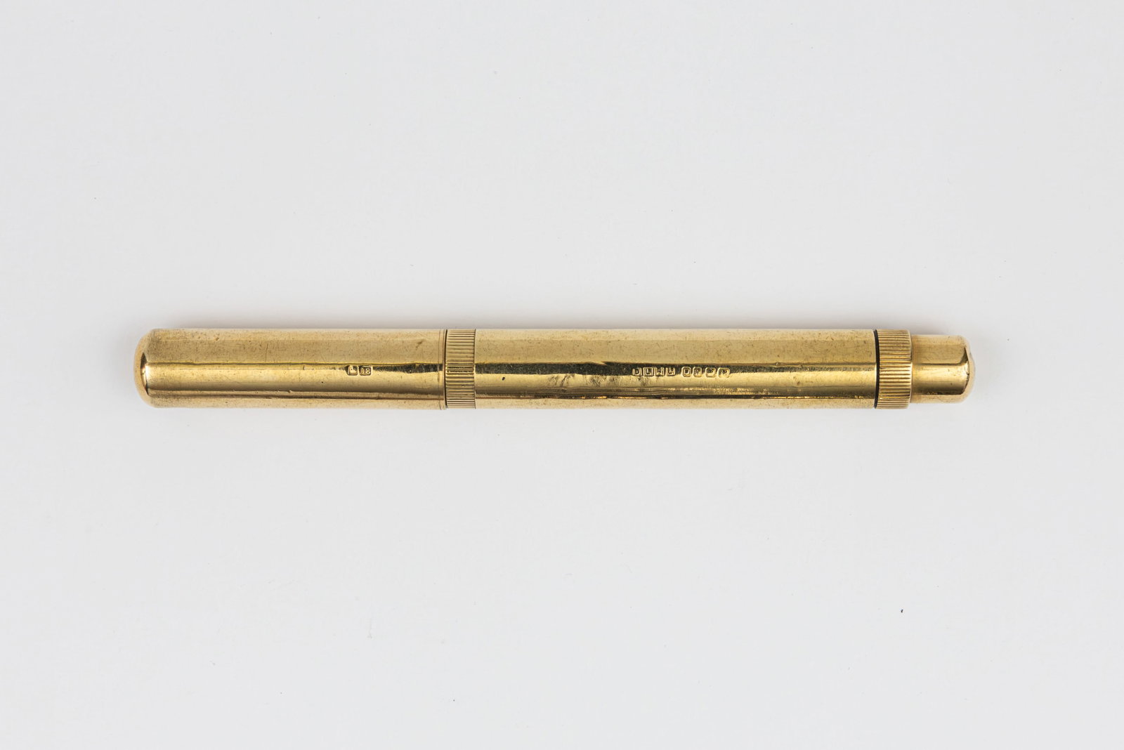 Onoto De La Rue Solid 18K Gold Overlay Fountain Pen: Onoto De La Rue solid 18K gold overlay fountain pen. Smooth solid 18K gold overlay with hallmarks on cap and barrel (23.7g). Threaded cap with De La Rue Onoto 14K fine flexible nib. Length 4 9/16&rdqu