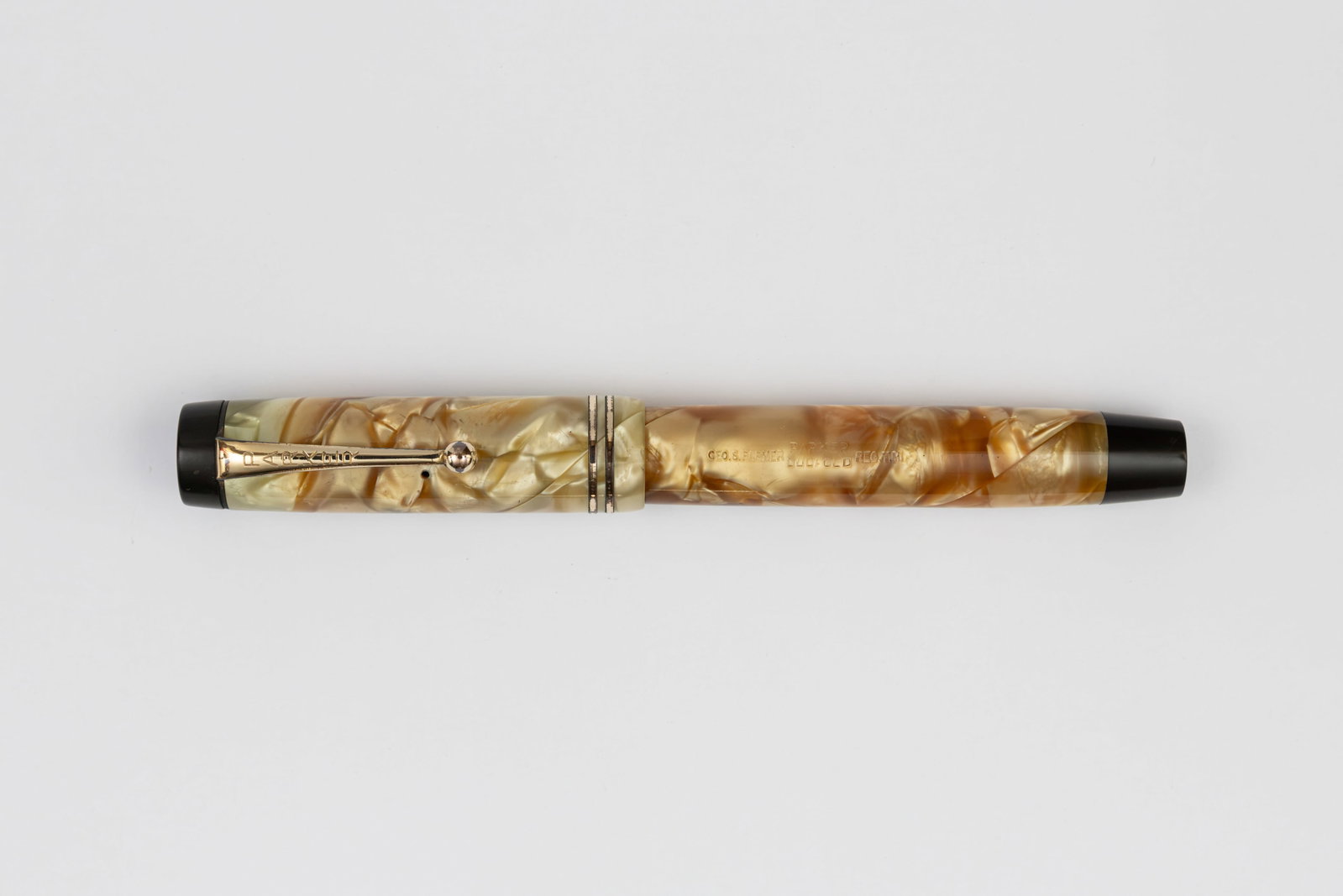 Parker Duofold Senior Light & Dark Pearl Newhaven Fountain Pen: Parker Duofold Senior Light & Dark Gold Pearl fountain pen, circa 1941. English production with helical or vertical seam celluloid, these were made in a variety of colours not sold in the American mar