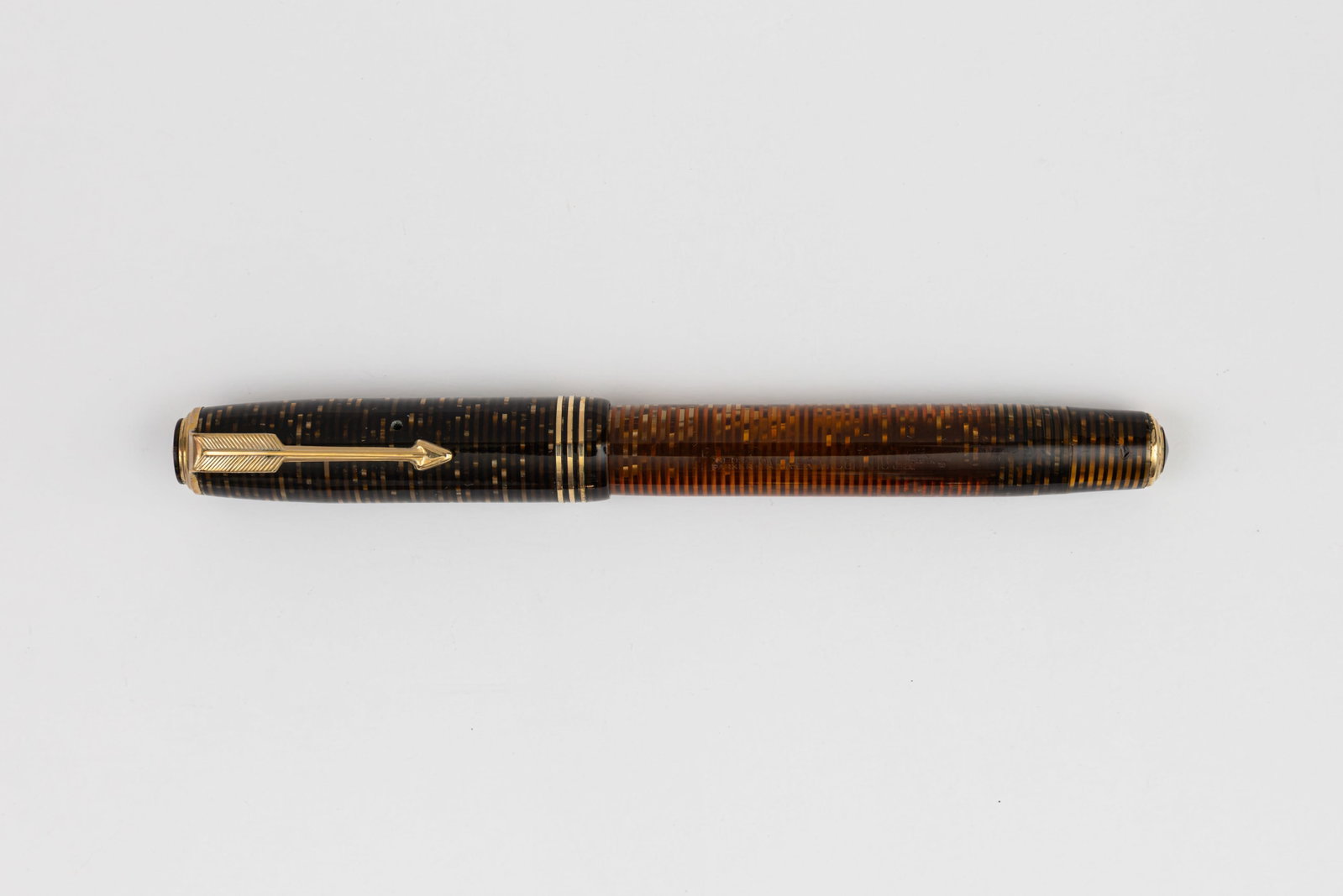 Parker Vacumatic Standard Golden Pearl Fountain Pen: Parker Vacumatic Standard Golden Pearl fountain pen. Standard model with triple cap band, matching striped jewels and section, this example from the 1st quarter of 1936 with 14K extra fine nib (2nd qu