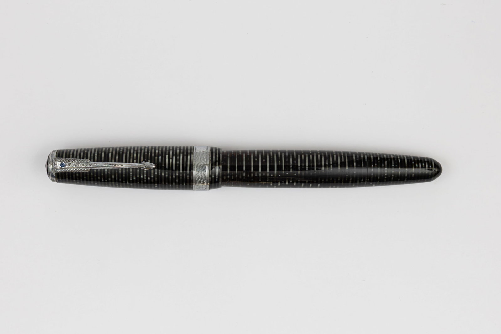 Parker Vacumatic Maxima Silver Pearl Single Jewel Fountain Pen: Parker Vacumatic Maxima single jewel Azure Silver Pearl fountain pen, circa 1947. The Maxima was the largest of the Parker Vacumatic line, this example in Grey Pearl with wide deco band two-tone 14K f