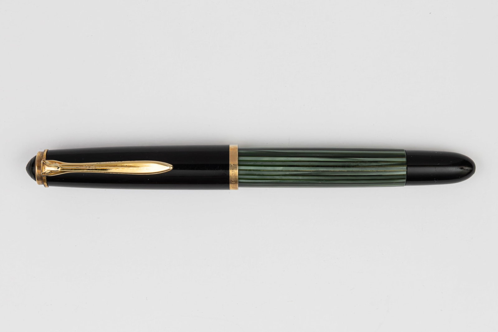 Pelikan 400NN Green Striated Fountain Pen, OF Nib: Pelikan 400NN green striated fountain pen, circa 1956-65. The 400NN is the longer and more slender model of the 400 series from the 1950s coming to a point on either end, this example with 14K oblique