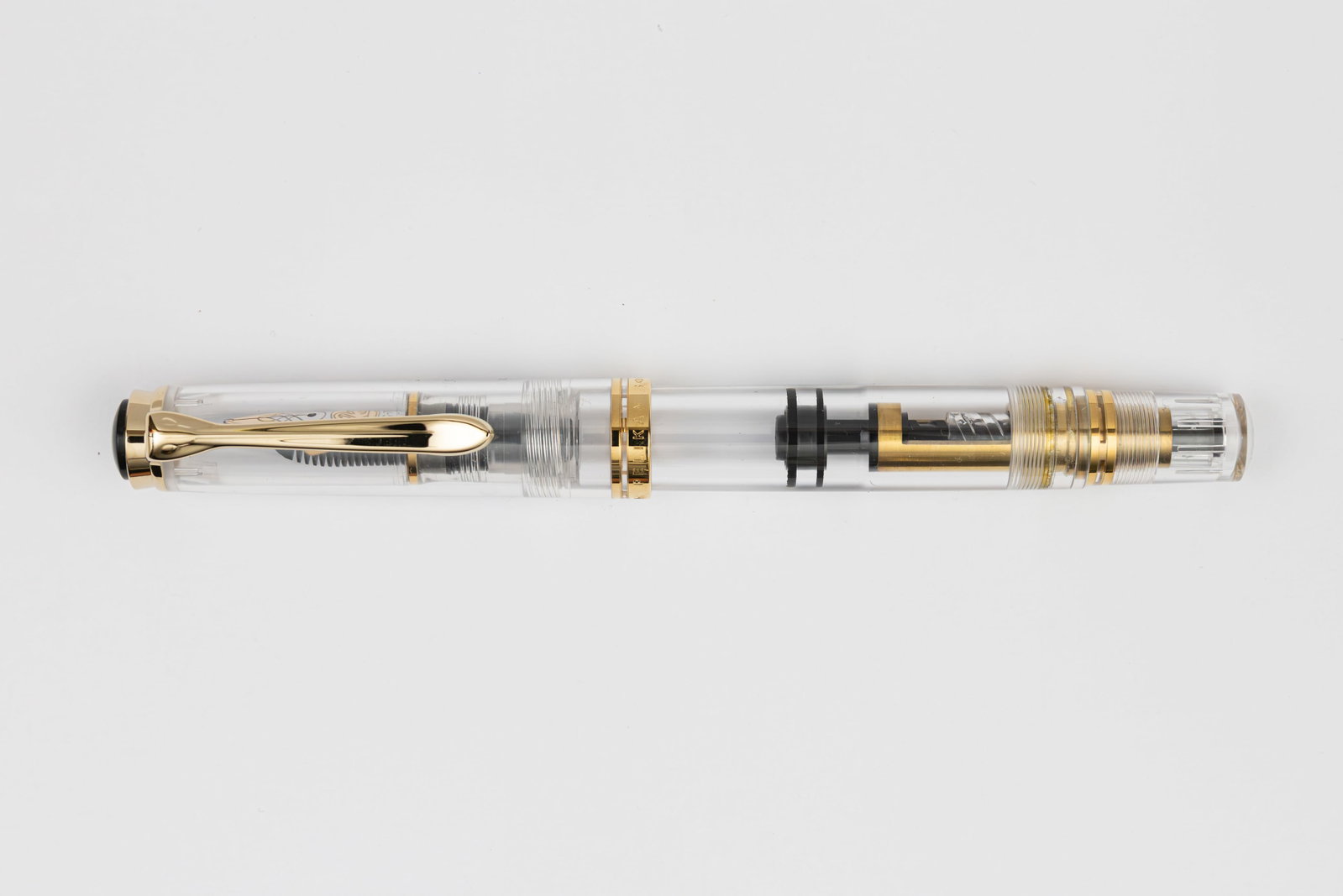Pelikan M800 Demonstrator Gold Trim SE Fountain Pen, Boxed: Pelikan M800 demonstrator special edition fountain pen, with box, outer box and papers, circa 2008. Pelikan M800 Demonstrator with gold trim and two-tone 18K broad nib. 3,000 were said to be made, pen